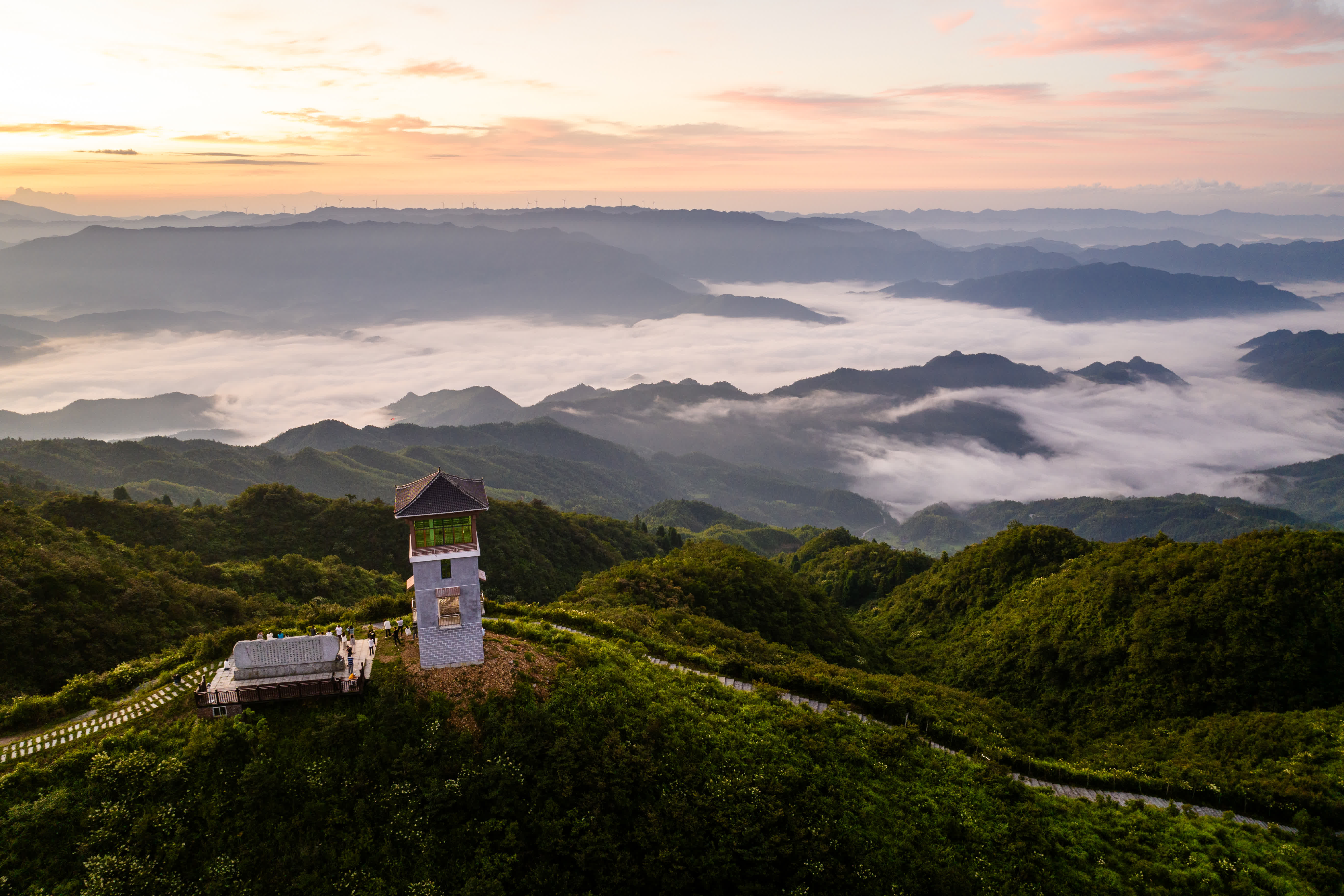 這是7月30日在湖南懷化雪峰山國家森林公園拍攝的日出雲海景觀（無人機照片）。新華社