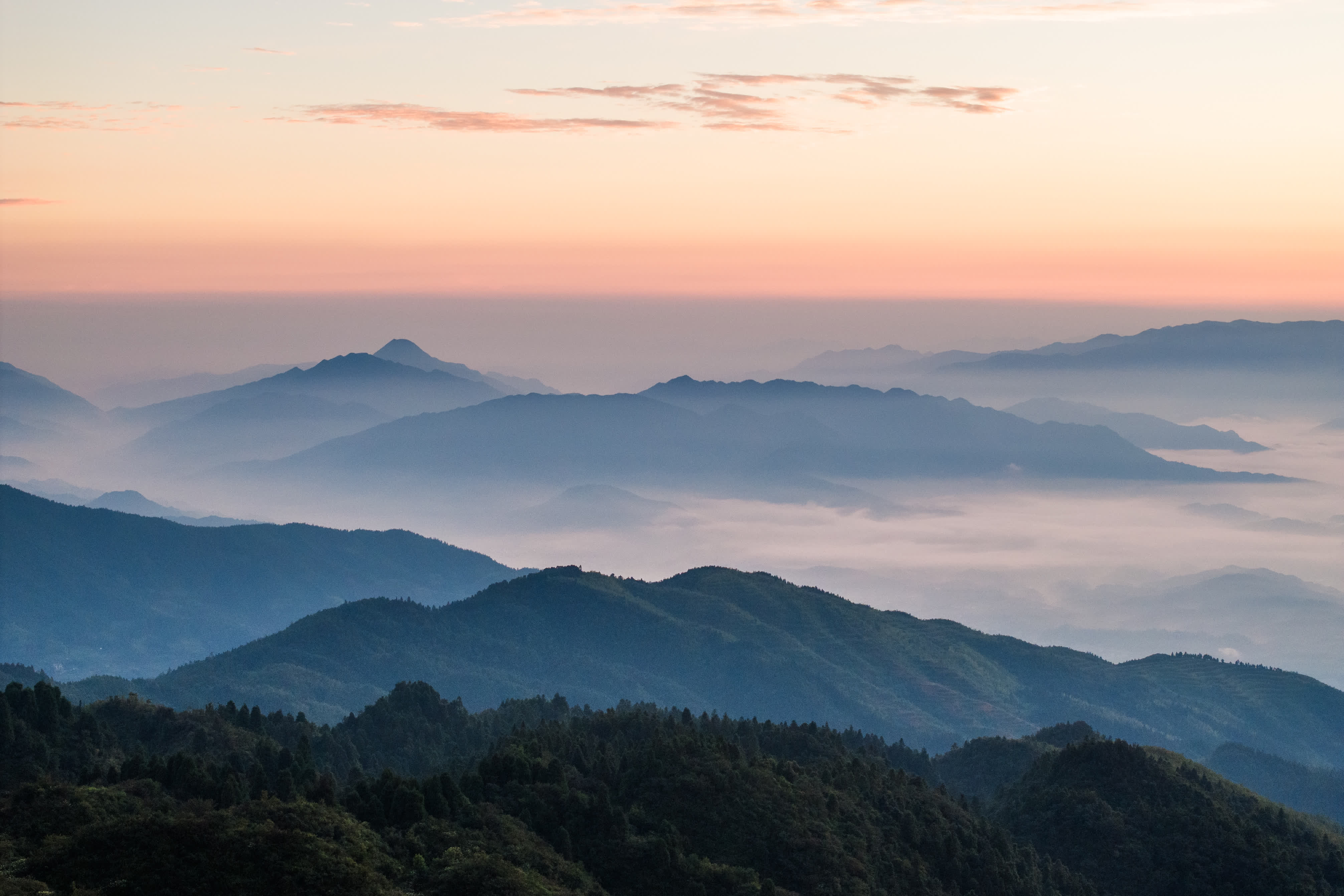 這是7月30日在湖南懷化雪峰山國家森林公園拍攝的日出雲海景觀（無人機照片）。新華社