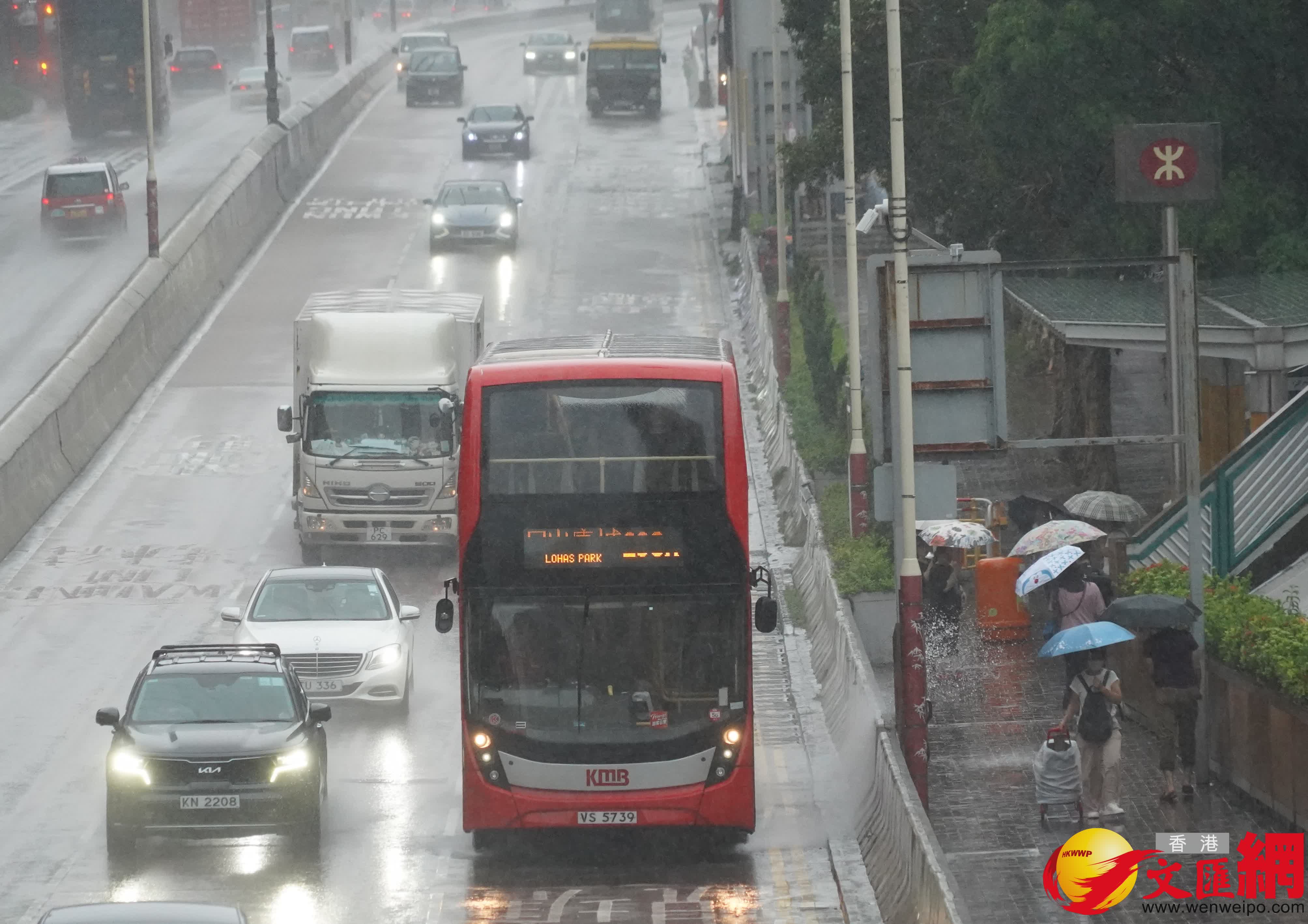 天文台發出暴雨警告信號,圖為黃大仙區情況。(香港文匯報記者 曾興偉 攝) 天文台發出暴雨警告信號,圖為黃大仙區情況。(香港文匯報記者 曾興偉 攝)