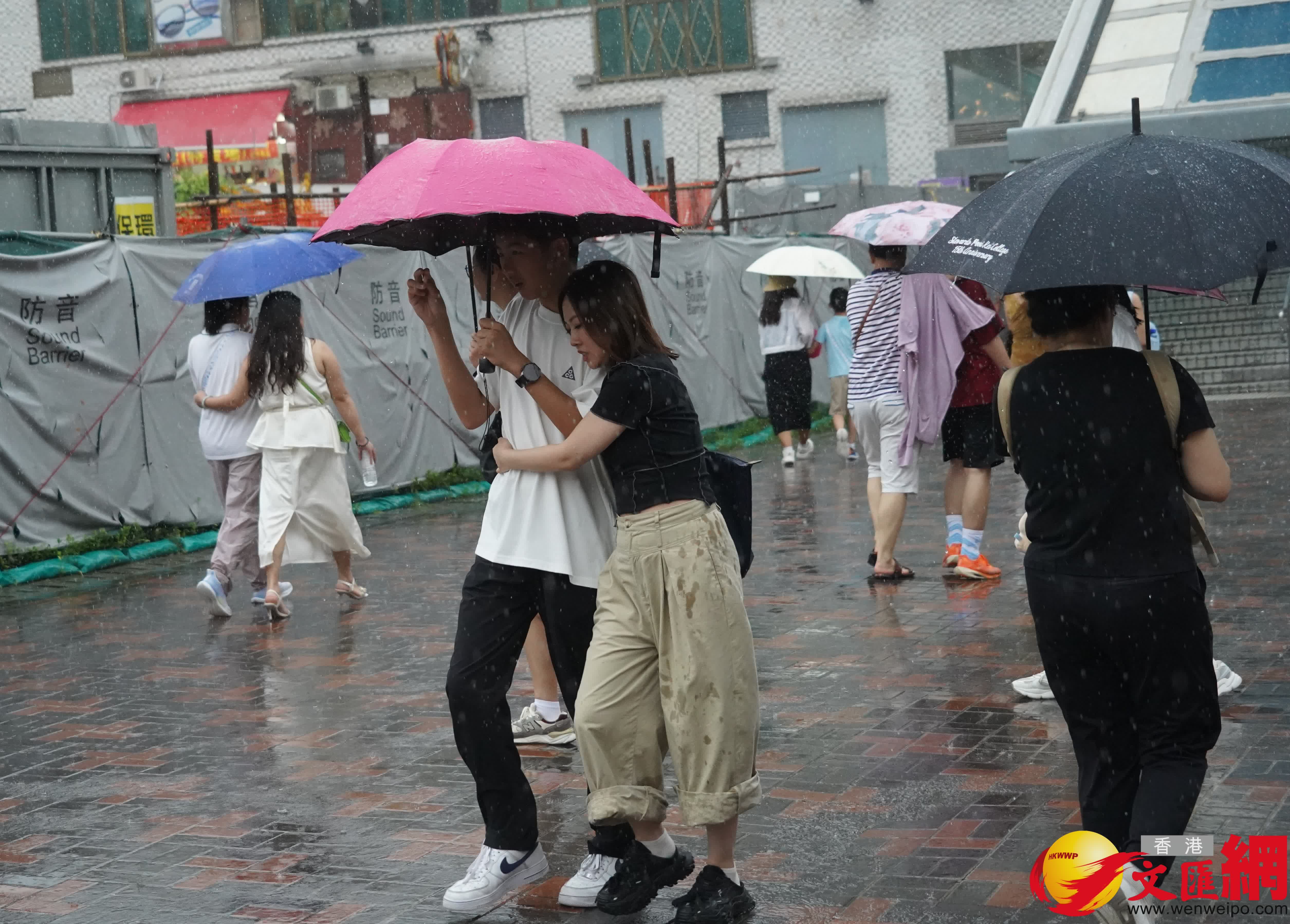 天文台發出暴雨警告信號,圖為黃大仙區情況。(香港文匯報記者 曾興偉 攝) 天文台發出暴雨警告信號,圖為黃大仙區情況。(香港文匯報記者 曾興偉 攝)