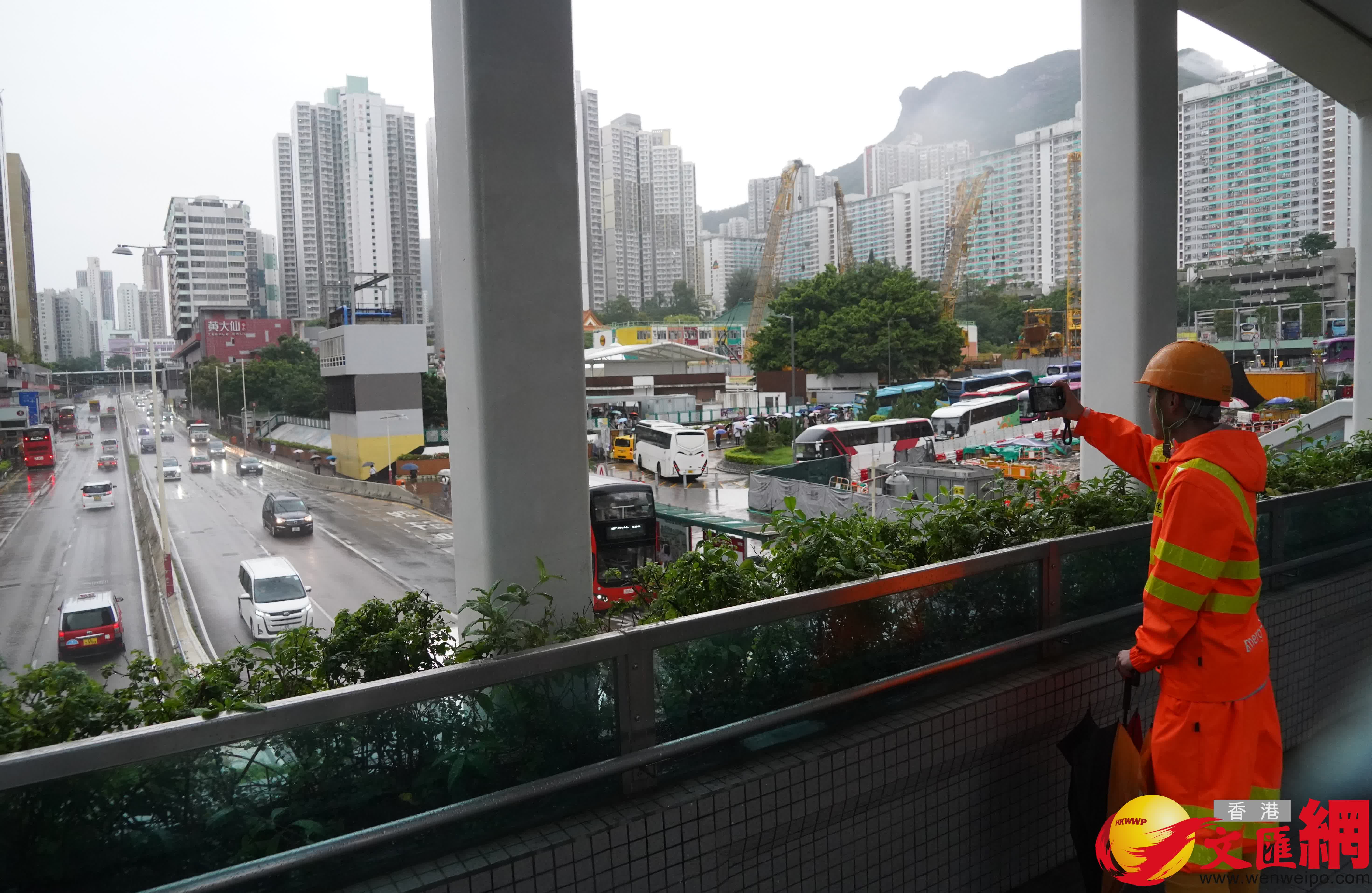 天文台發出暴雨警告信號,圖為黃大仙區情況。(香港文匯報記者 曾興偉 攝) 天文台發出暴雨警告信號,圖為黃大仙區情況。(香港文匯報記者 曾興偉 攝)