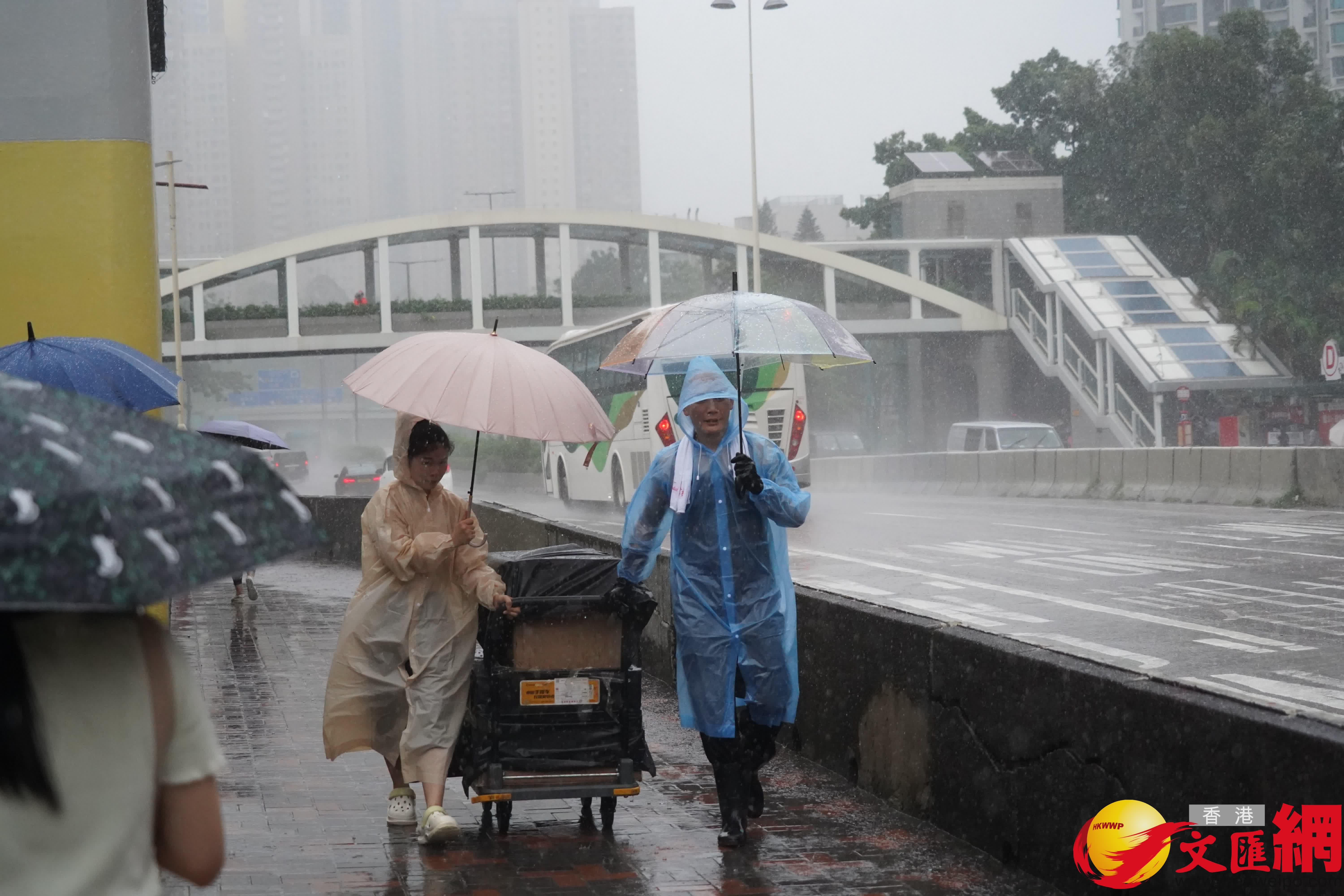 天文台發出暴雨警告信號,圖為黃大仙區情況。(香港文匯報記者 曾興偉 攝) 天文台發出暴雨警告信號,圖為黃大仙區情況。(香港文匯報記者 曾興偉 攝)