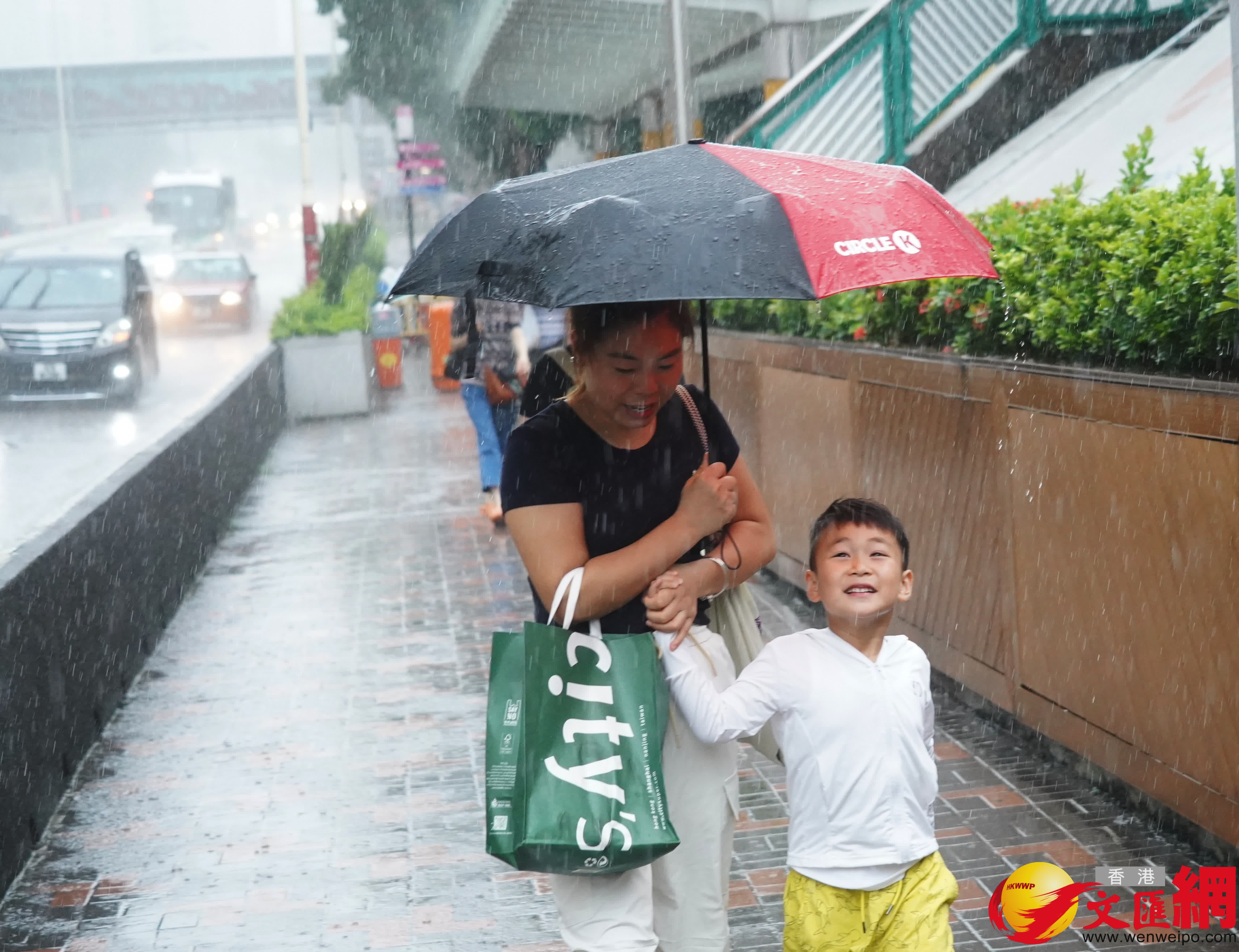 天文台發出暴雨警告信號,圖為黃大仙區情況。(香港文匯報記者 曾興偉 攝) 天文台發出暴雨警告信號,圖為黃大仙區情況。(香港文匯報記者 曾興偉 攝)