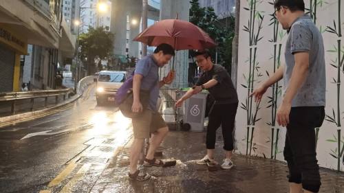 港鐵香港大學站對開爆鹹水管 議員劉天正及楊開永冒雨跟進