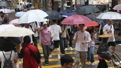本港今日有大驟雨及狂風雷暴　市民冒雨出行