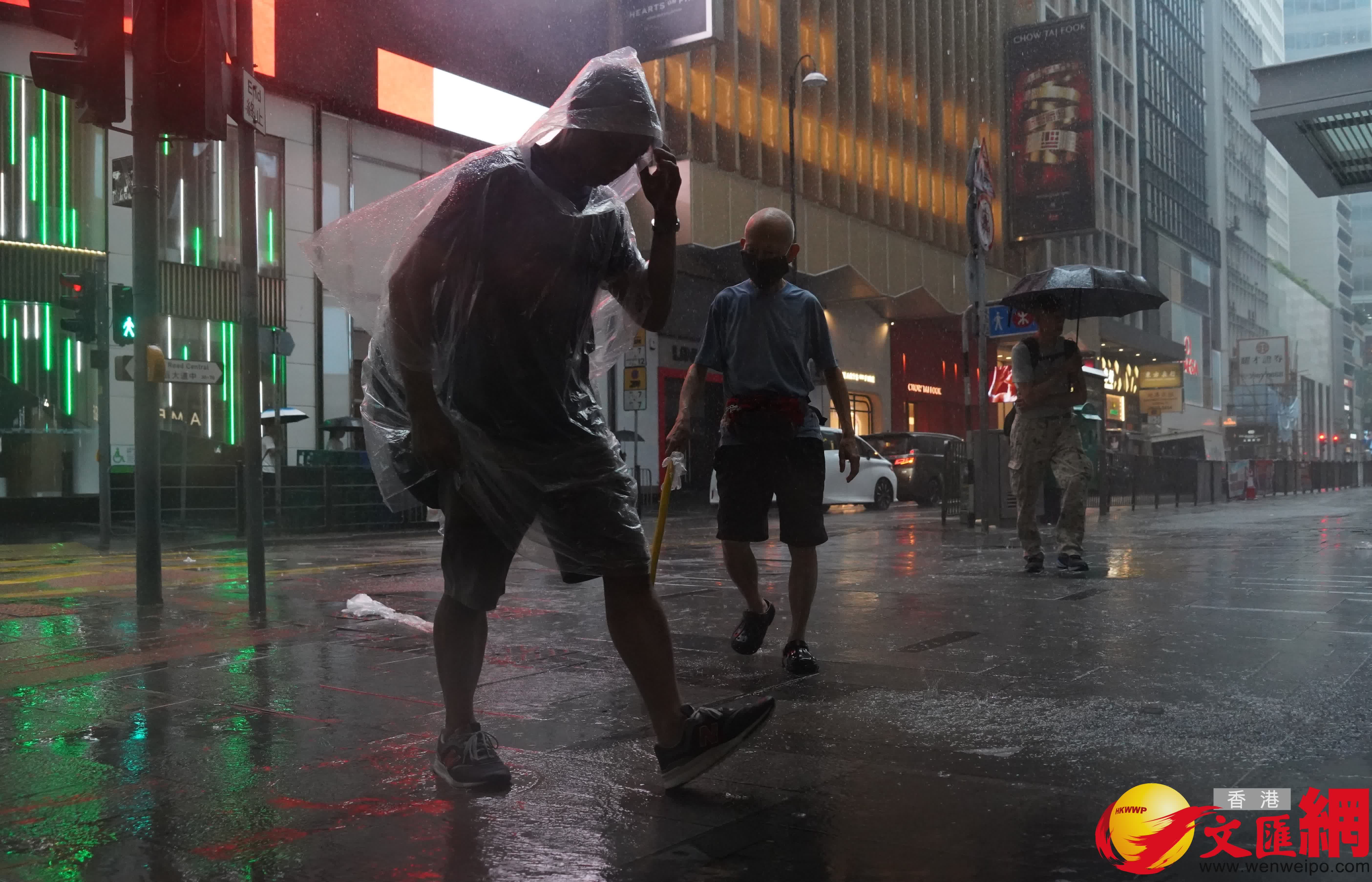 黑色暴雨中環情況(香港文匯報記者曾興偉攝) 黑色暴雨中環情況(香港文匯報記者曾興偉攝)