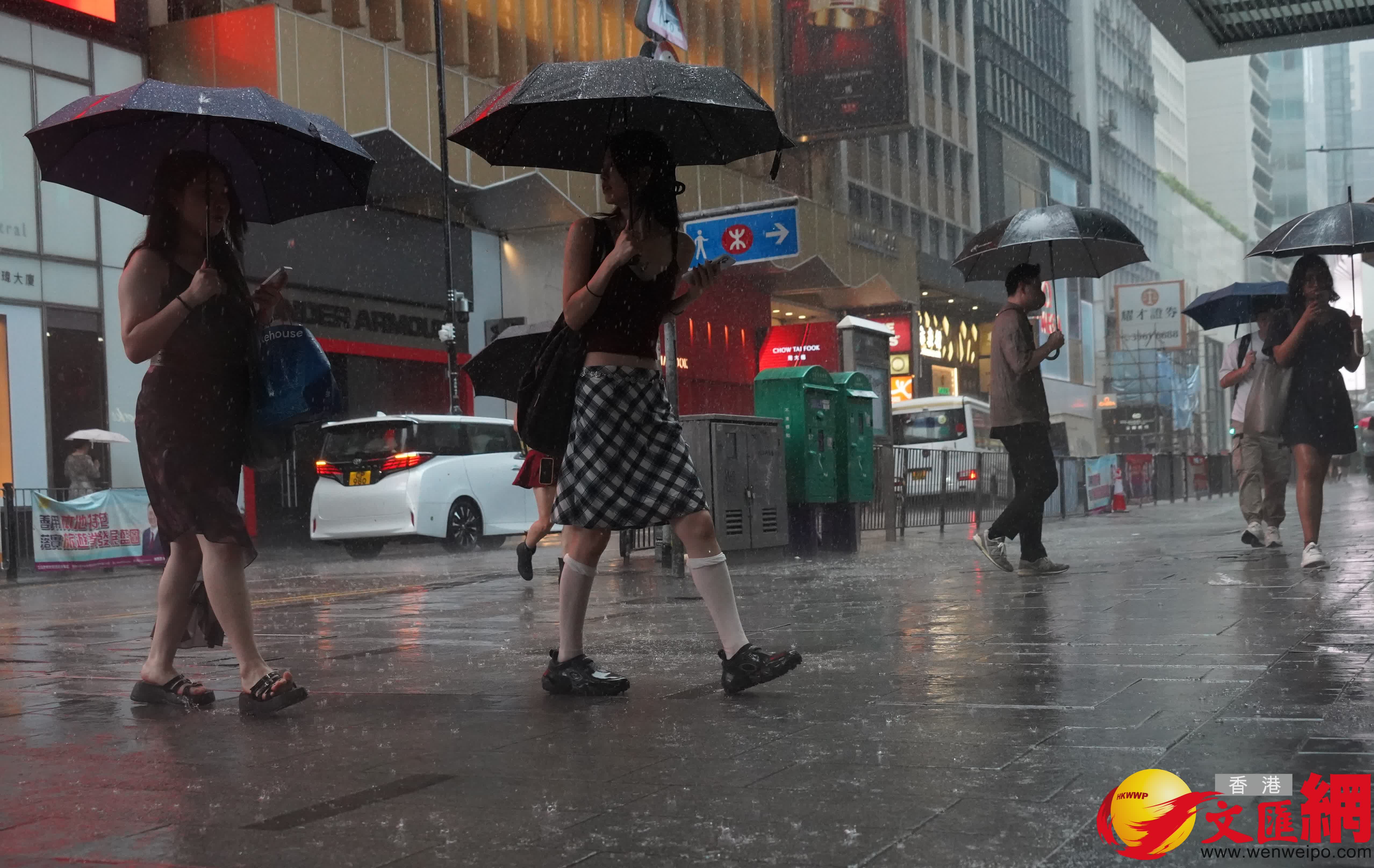黑色暴雨中環情況(香港文匯報記者曾興偉攝) 黑色暴雨中環情況(香港文匯報記者曾興偉攝)
