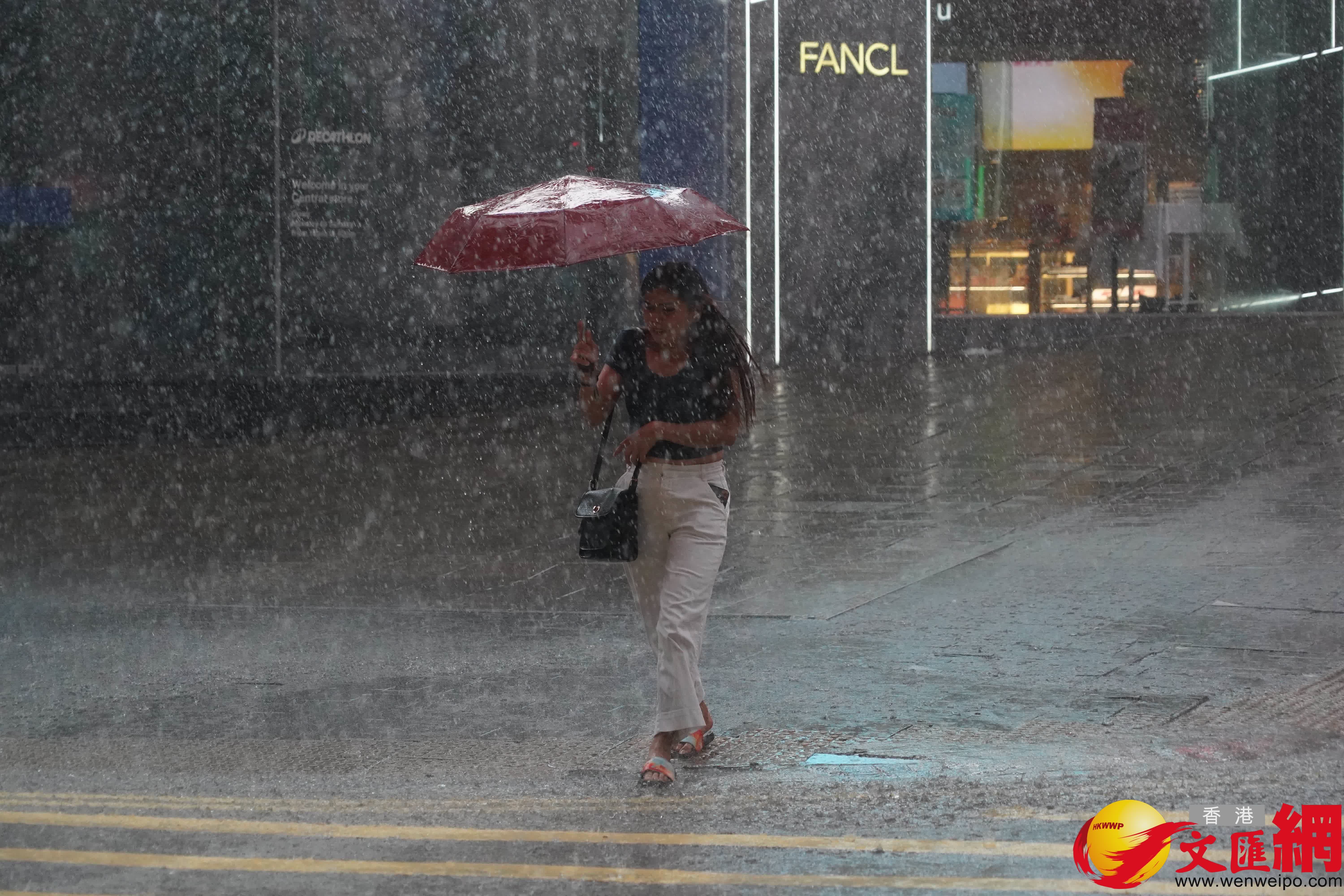 黑色暴雨中環情況(香港文匯報記者曾興偉攝) 黑色暴雨中環情況(香港文匯報記者曾興偉攝)