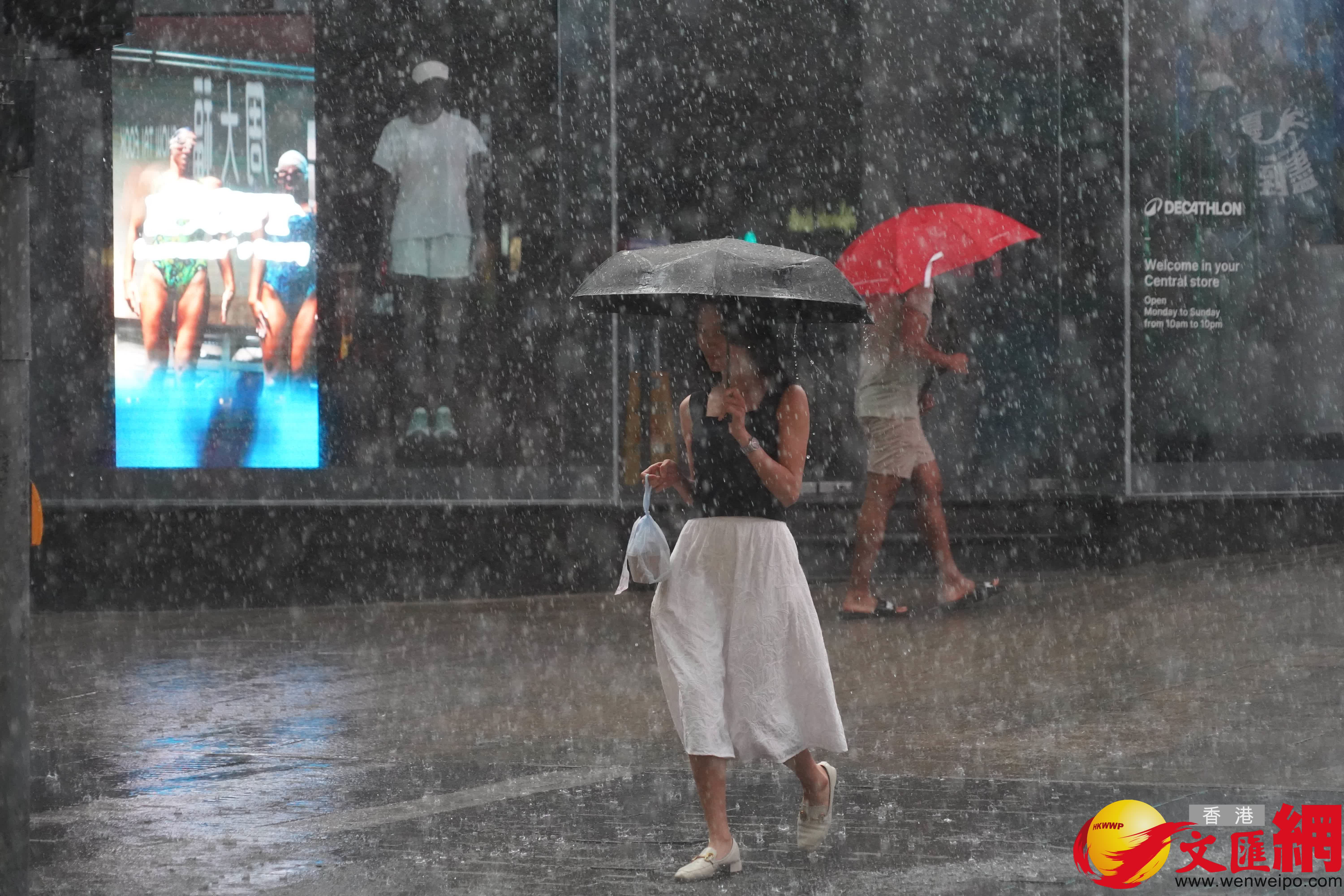 黑色暴雨中環情況(香港文匯報記者曾興偉攝) 黑色暴雨中環情況(香港文匯報記者曾興偉攝)