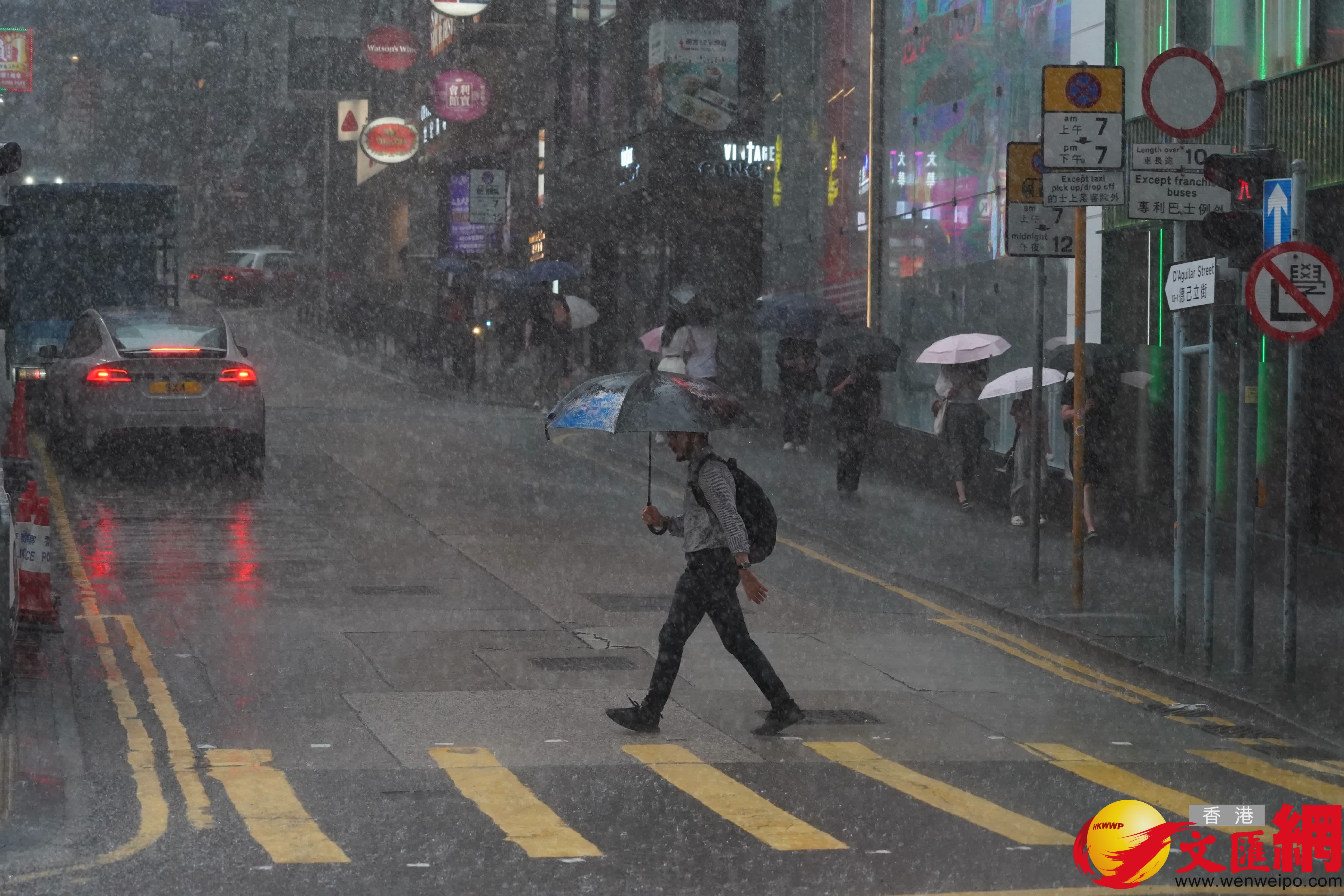 黑色暴雨中環情況(香港文匯報記者曾興偉攝) 黑色暴雨中環情況(香港文匯報記者曾興偉攝)