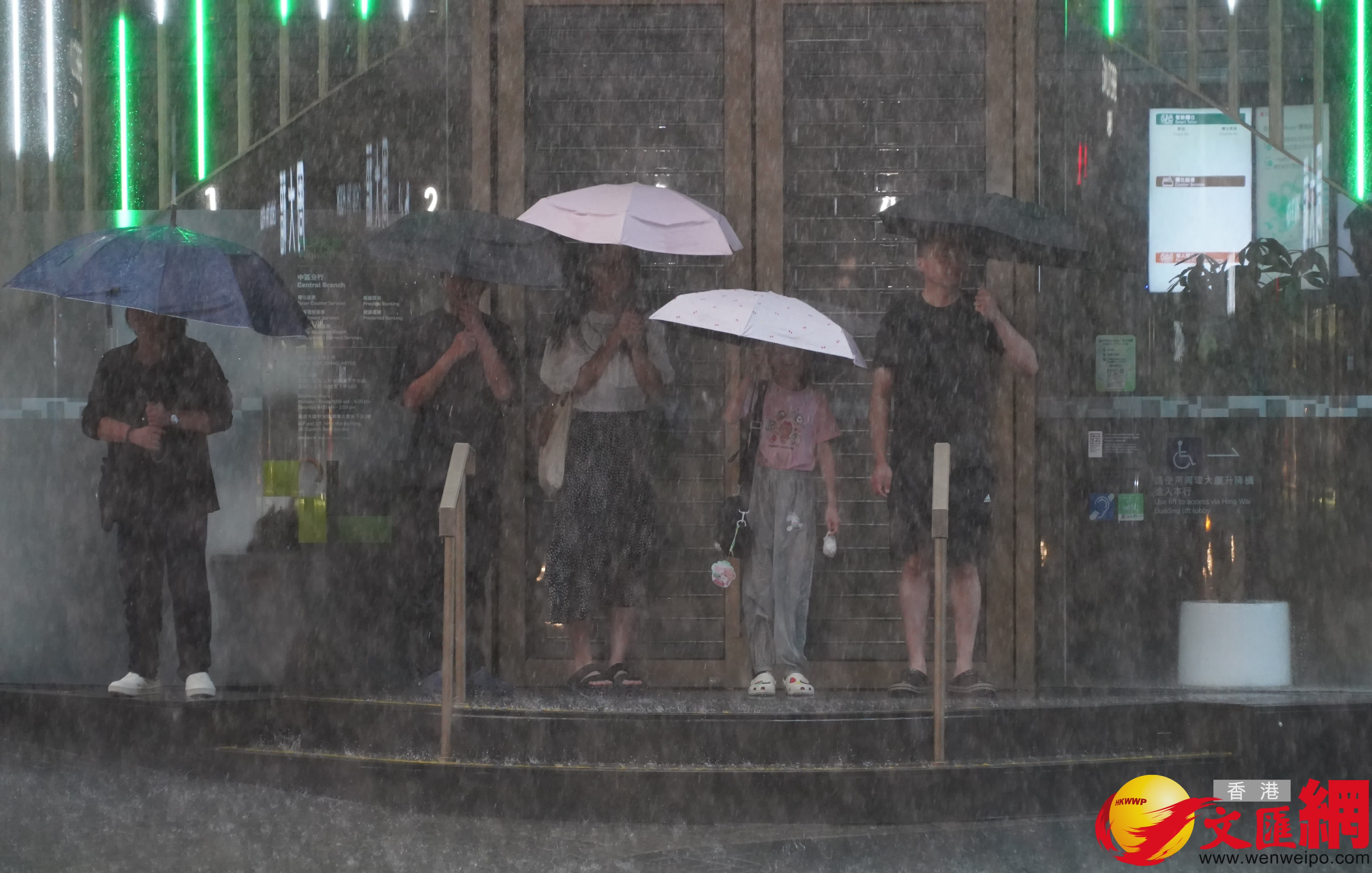 黑色暴雨中環情況(香港文匯報記者曾興偉攝) 黑色暴雨中環情況(香港文匯報記者曾興偉攝)