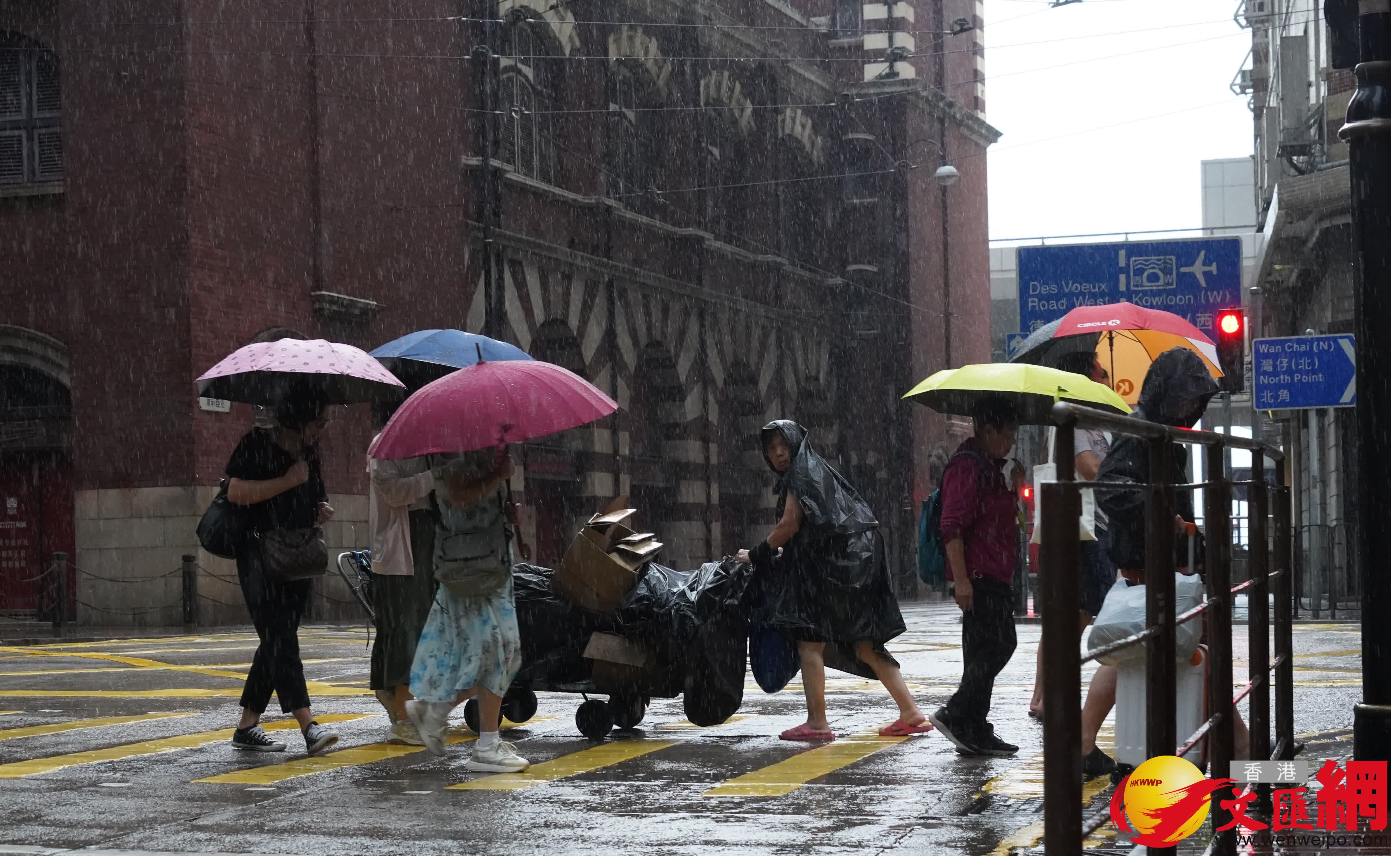 黑色暴雨中環情況(香港文匯報記者曾興偉攝) 黑色暴雨中環情況(香港文匯報記者曾興偉攝)