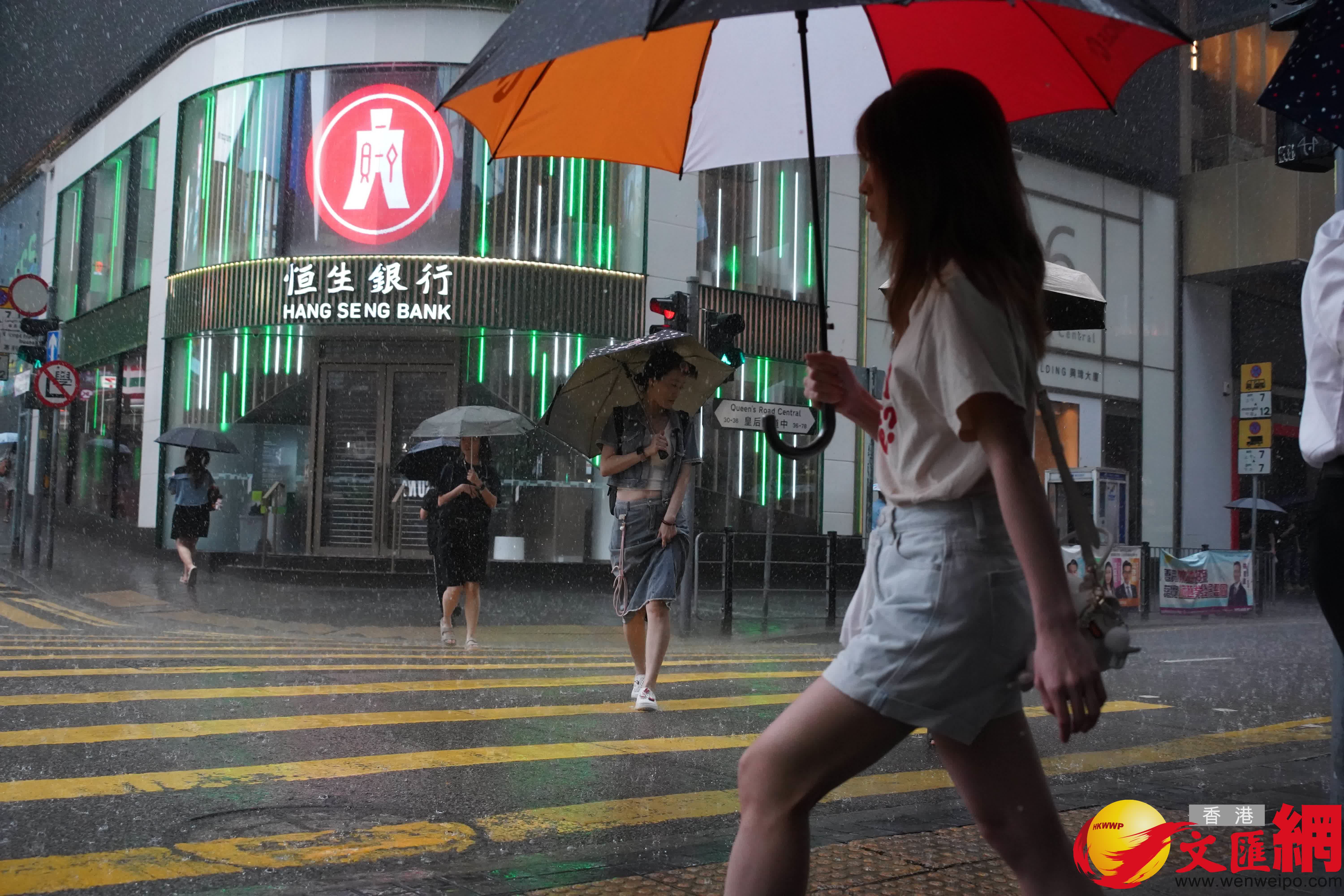 黑色暴雨中環情況(香港文匯報記者曾興偉攝) 黑色暴雨中環情況(香港文匯報記者曾興偉攝)