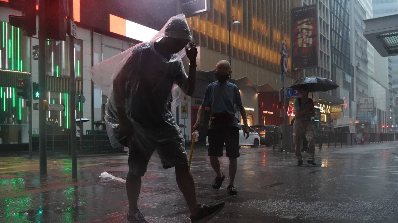 （圖集）黑雨｜天氣惡劣　市民冒雨出行