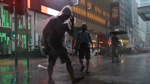 （圖集）黑雨｜天氣惡劣　市民冒雨出行