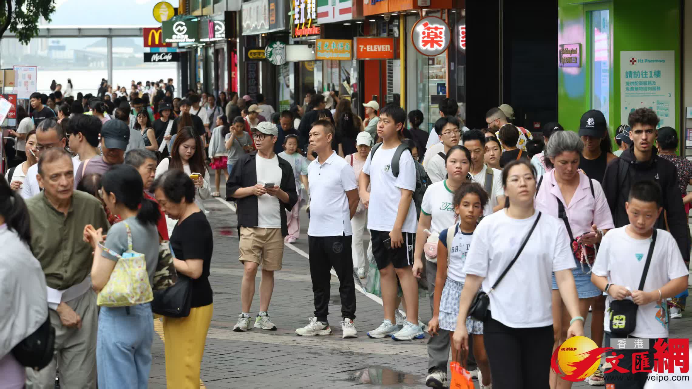 尖沙咀市面復常情況(香港文匯報記者黃艾力攝) 尖沙咀市面復常情況(香港文匯報記者黃艾力攝)