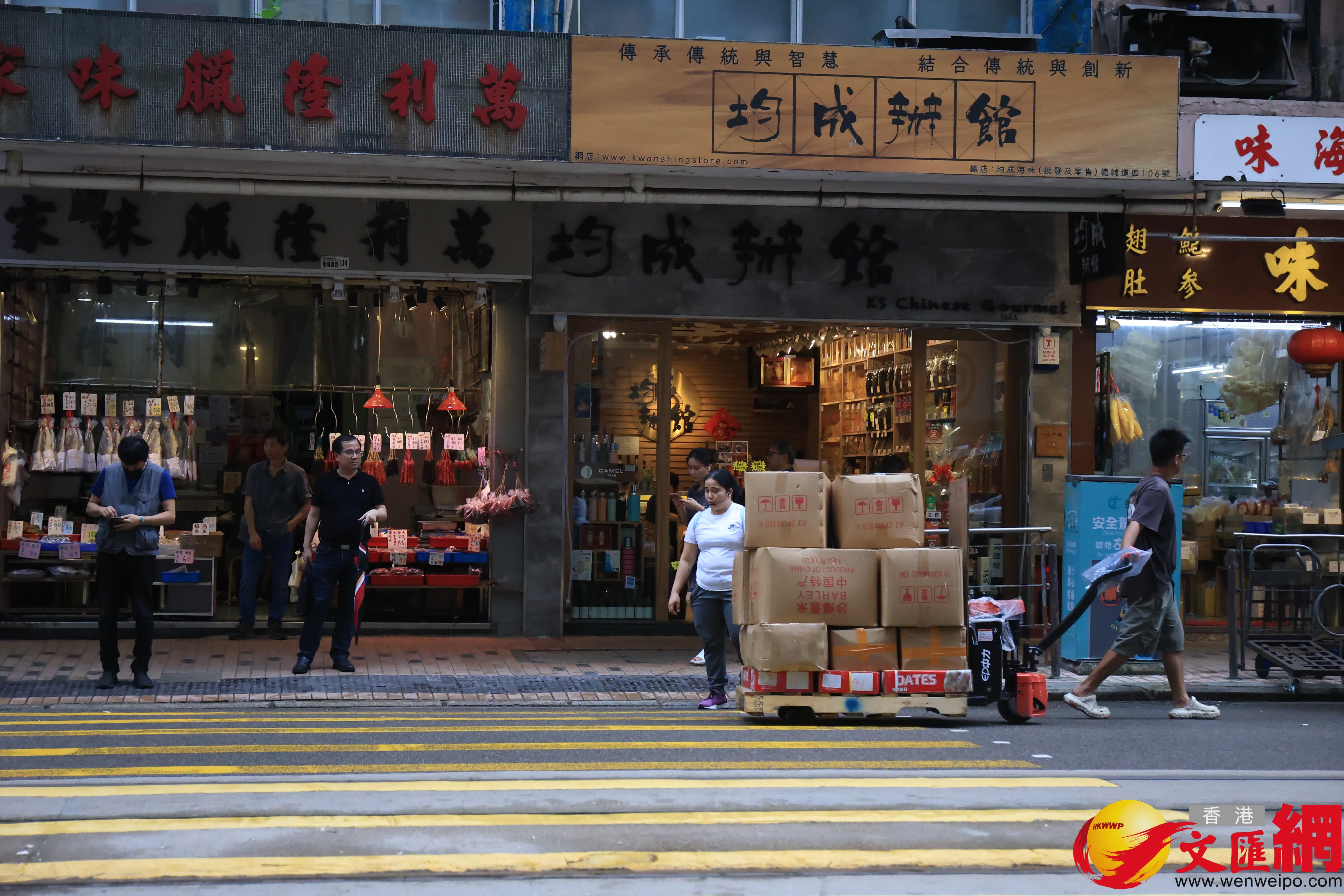 商舖陸續恢復營業。(文匯報記者萬霜靈攝) 商舖陸續恢復營業。(文匯報記者萬霜靈攝)
