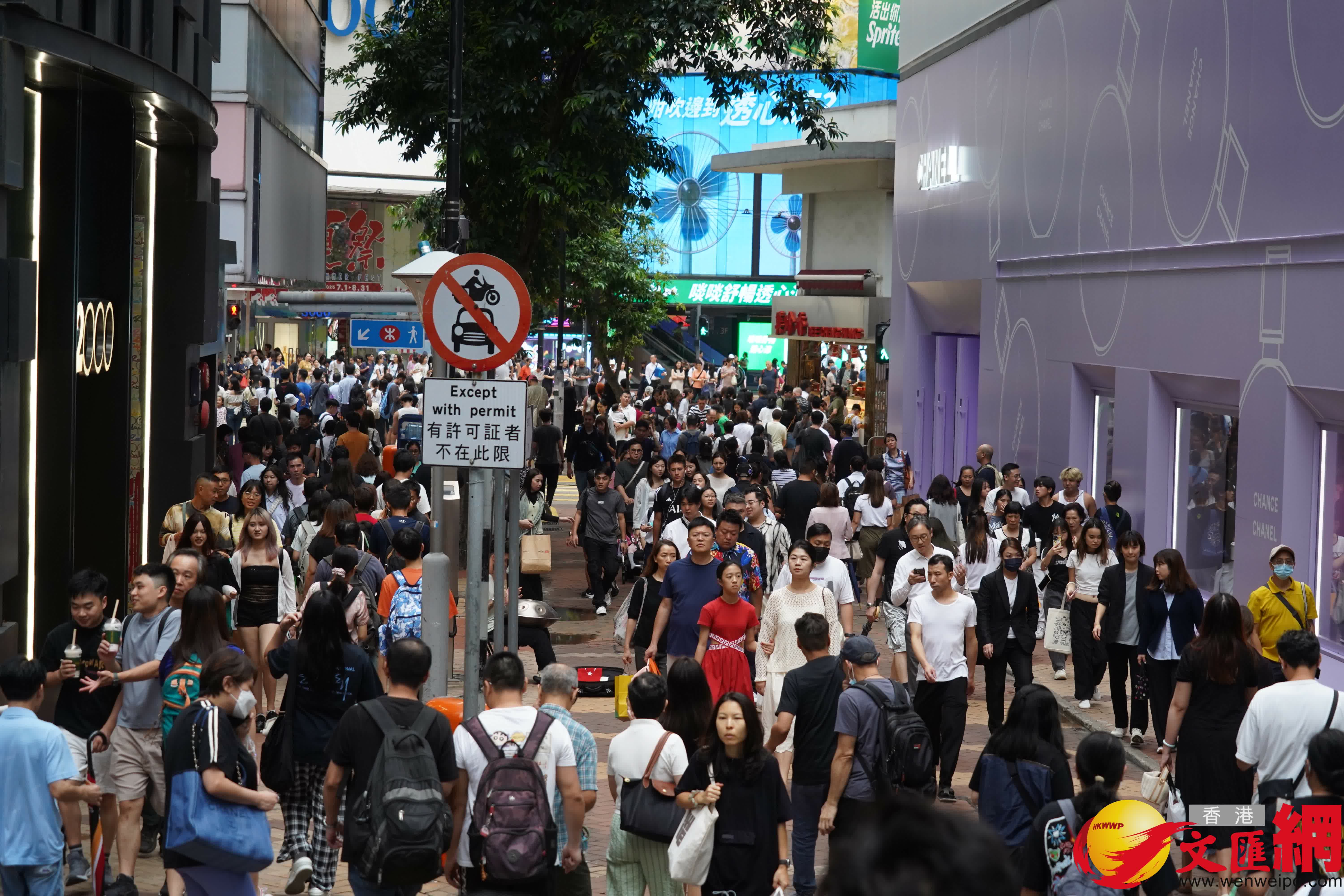 銅鑼灣黑雨後回復正常情況。(香港文匯報記者曾興偉攝) 銅鑼灣黑雨後回復正常情況。(香港文匯報記者曾興偉攝)