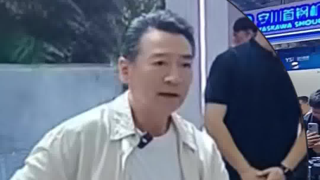 「依萍」爸爸機器人大會現場「騎狗」