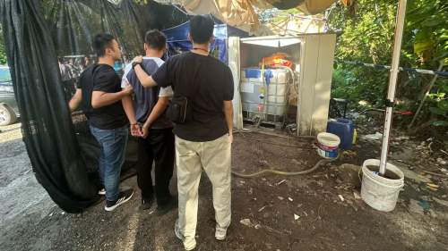大嶼山男子遇查襲警 搗上嶺皮非法油站檢550公升私油