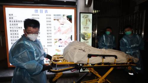 雙屍命案│女疑兇殺害母親及親弟後危坐天台 幸被警員消防及時救回
