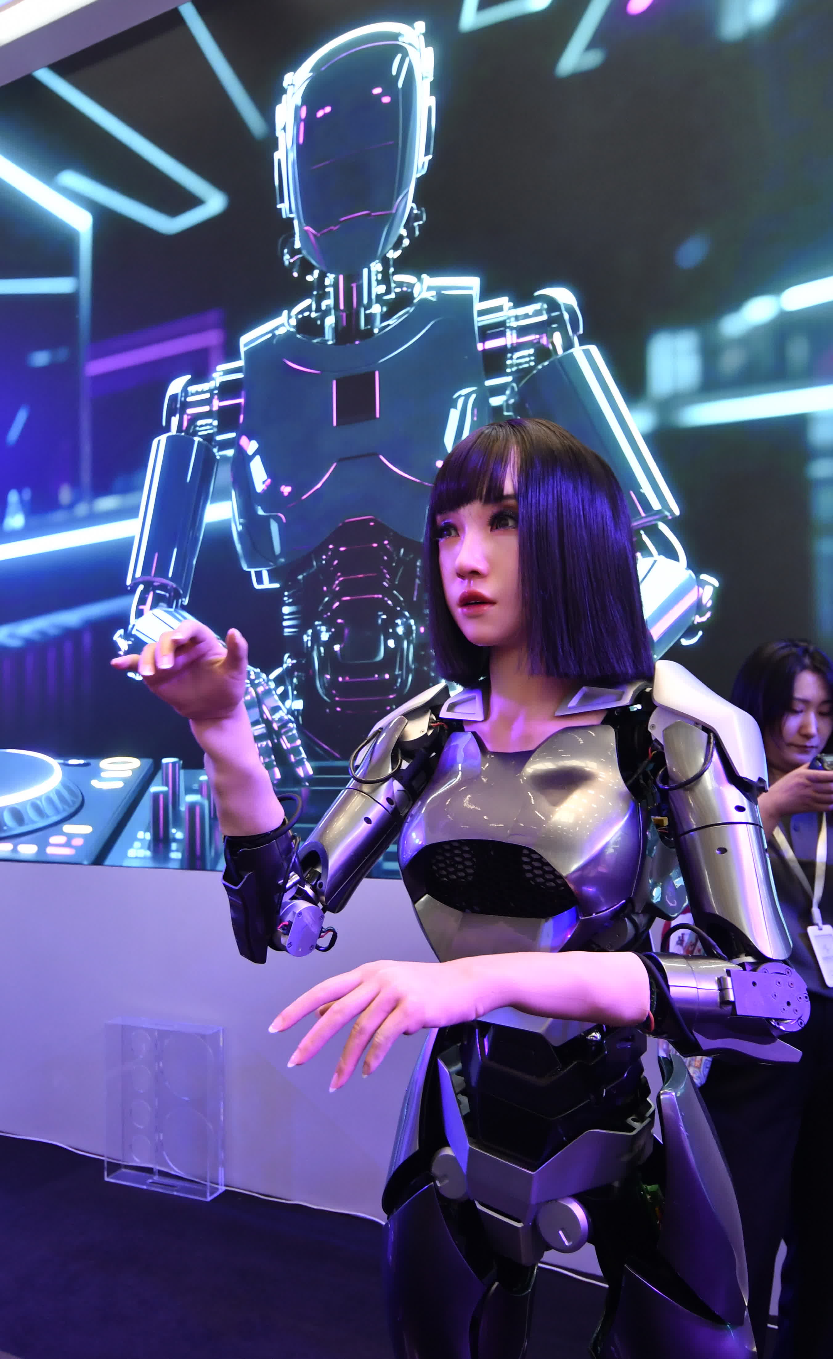 8月8日,2025世界機器人大會上展示的一款人機互動的智能機器人。(新華社) 8月8日,2025世界機器人大會上展示的一款人機互動的智能機器人。(新華社)