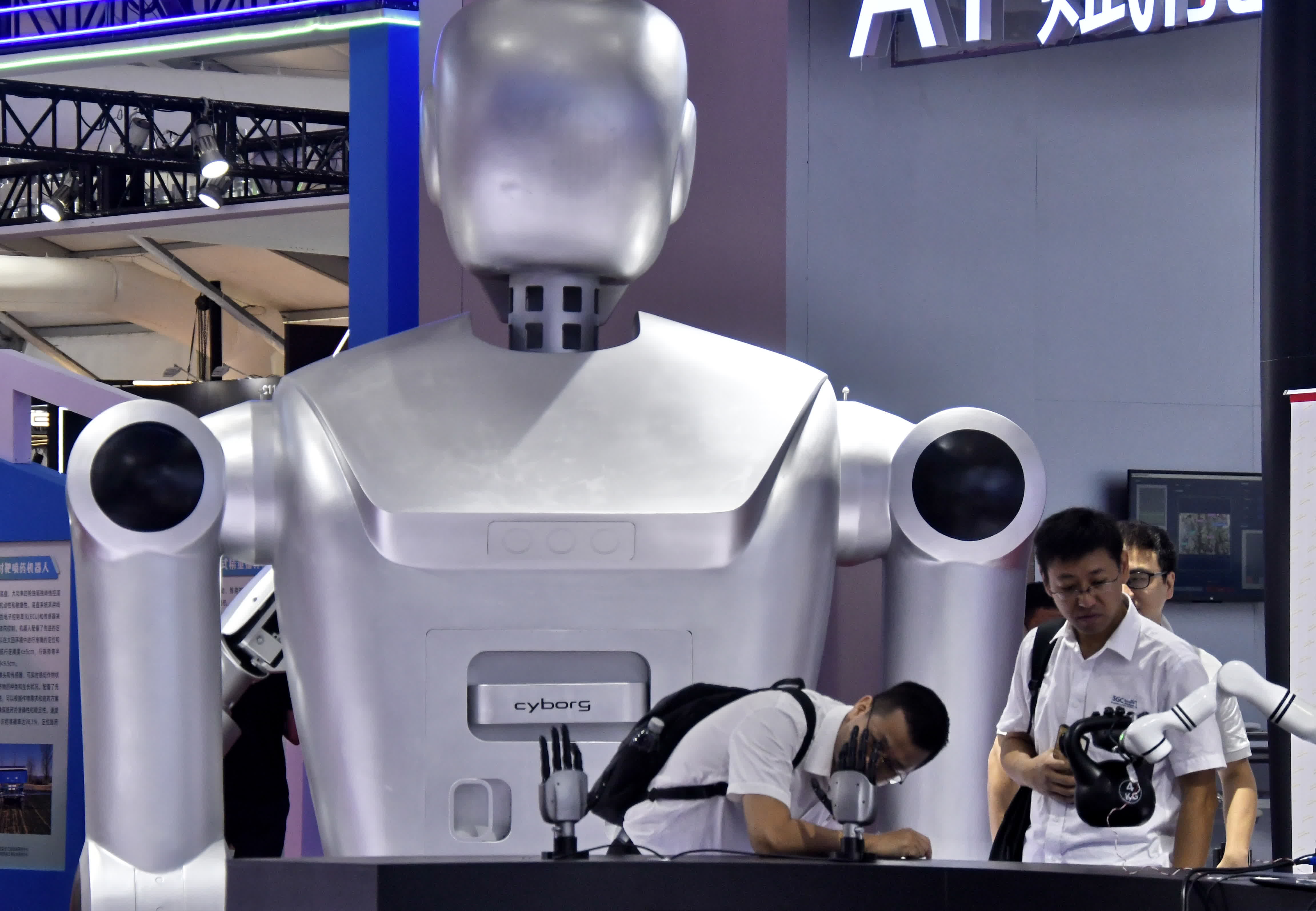 8月8日,觀眾在2025世界機器人大會展館內參觀。(新華社) 8月8日,觀眾在2025世界機器人大會展館內參觀。(新華社)