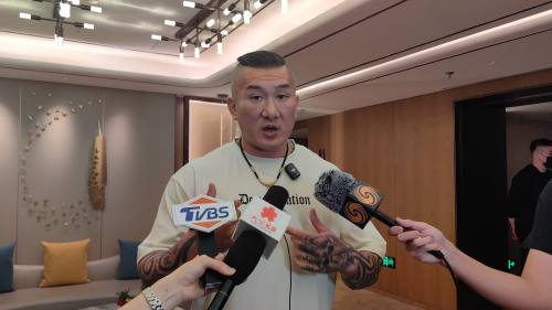 台灣網紅「館長」抵深　粉絲熱情互動