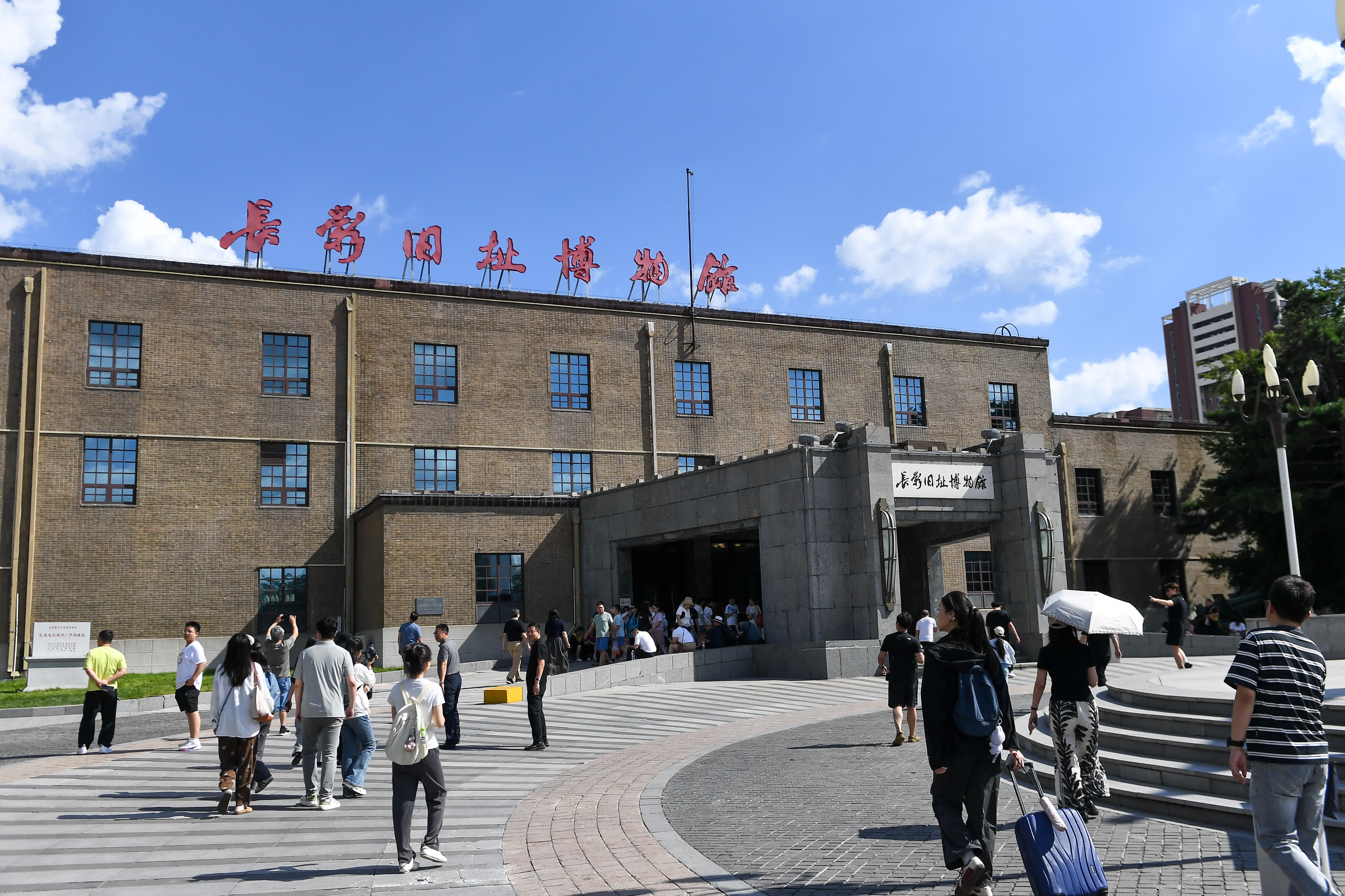 8月7日，遊客走進長影舊址博物館參觀。（新華社）