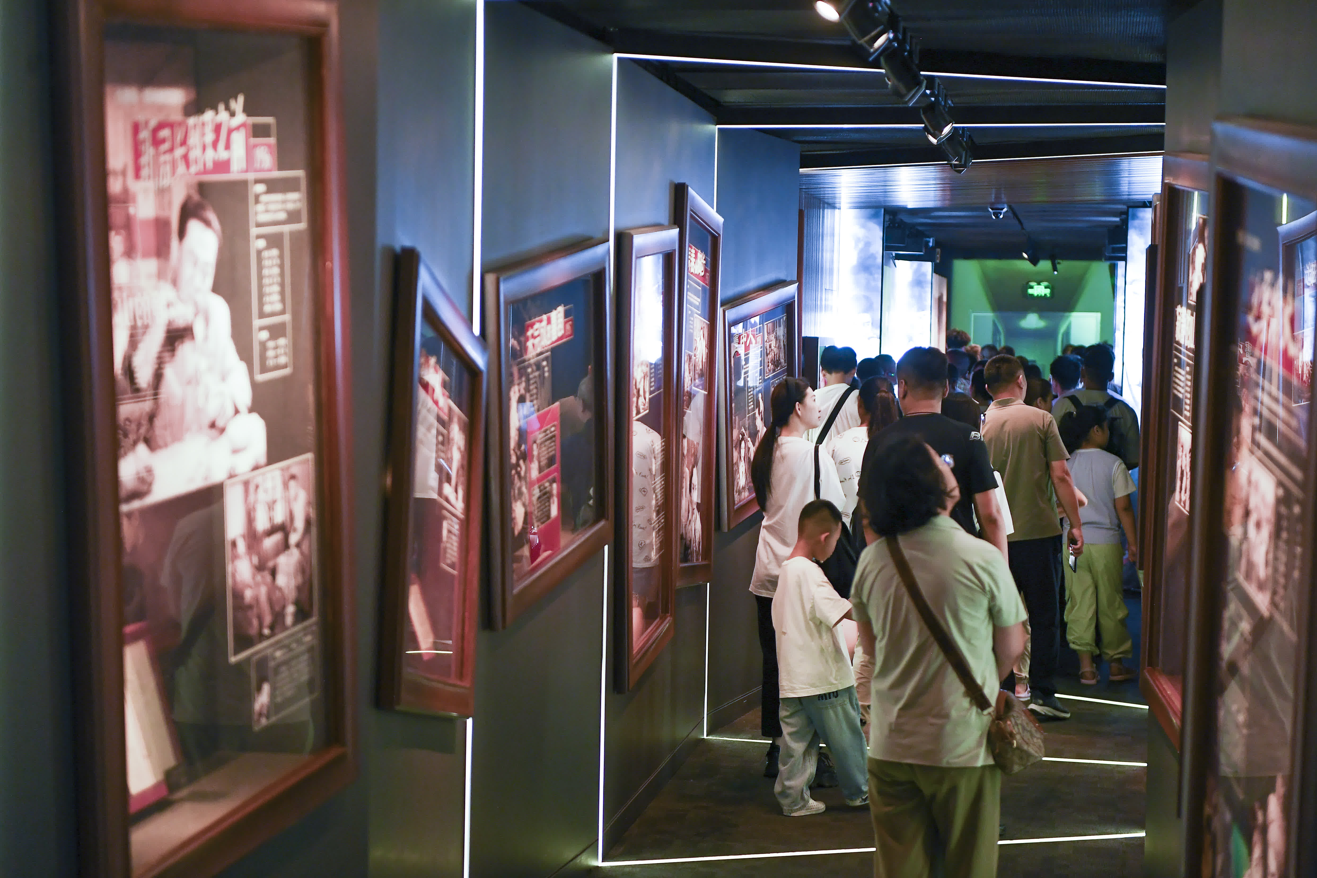 8月7日，遊客在長影舊址博物館參觀。（新華社）