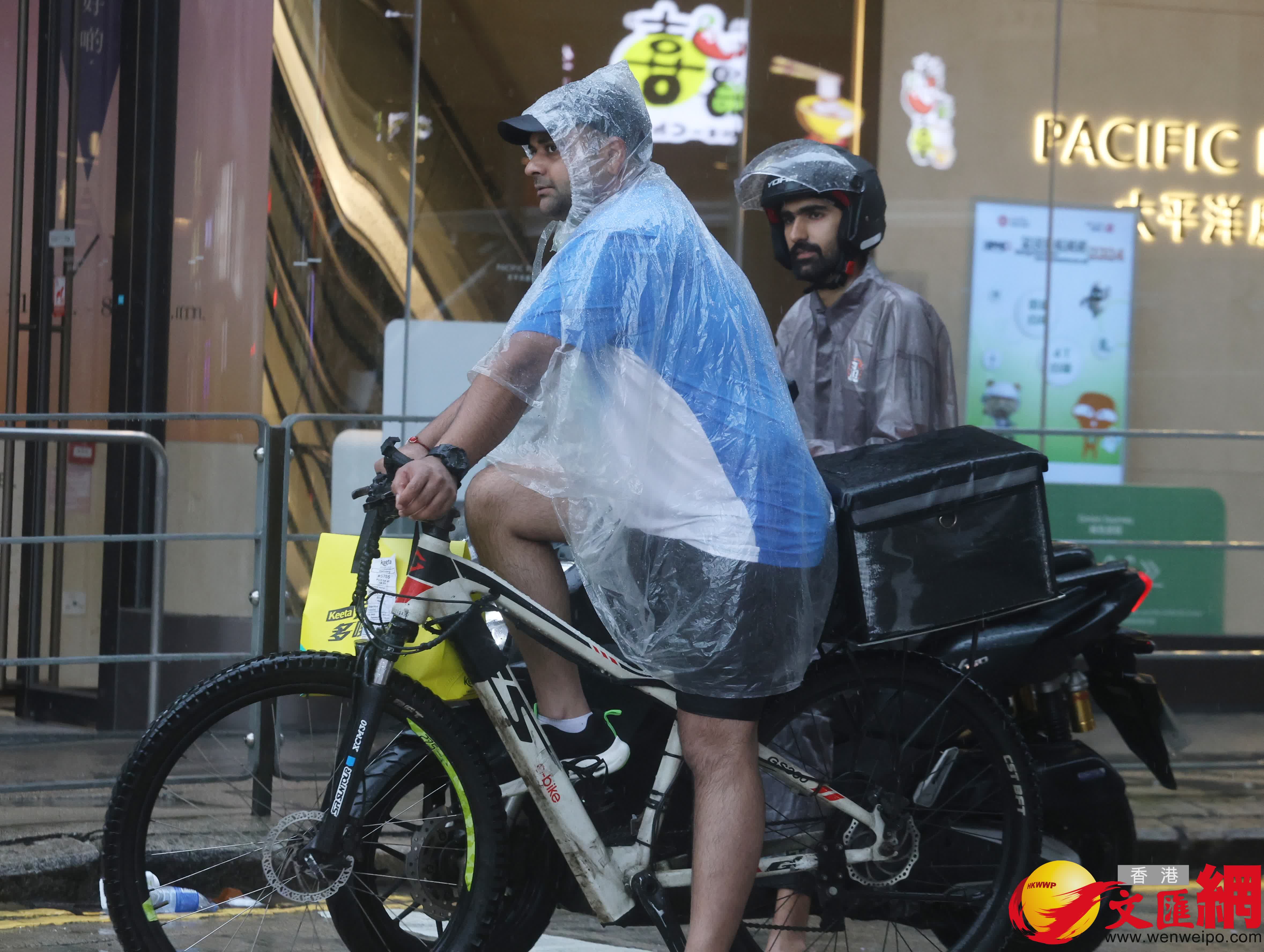 市民在黑雨警告信號下冒雨出行。（香港文匯報記者郭木又攝）