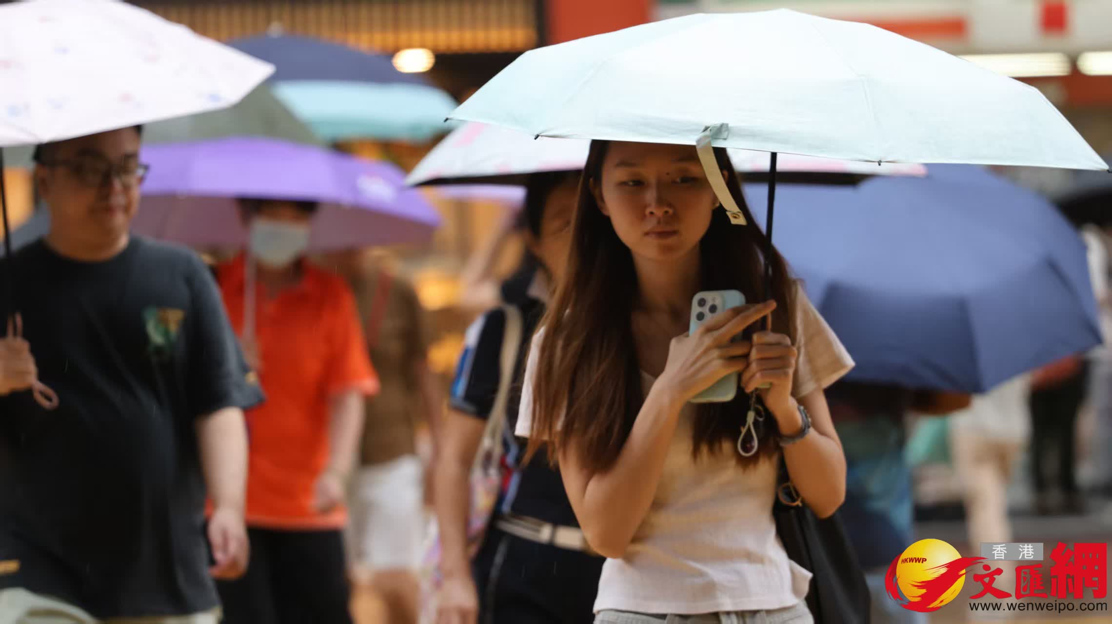 市民在黑雨警告信號下冒雨出行。（香港文匯報記者黃艾力攝）