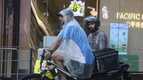 圖集｜市民冒雨出行　香港3周錄5次黑雨破歷年紀錄