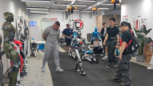 台灣網紅「館長」與機器人比速度！會空翻、能走秀，他連呼「太不可思議」