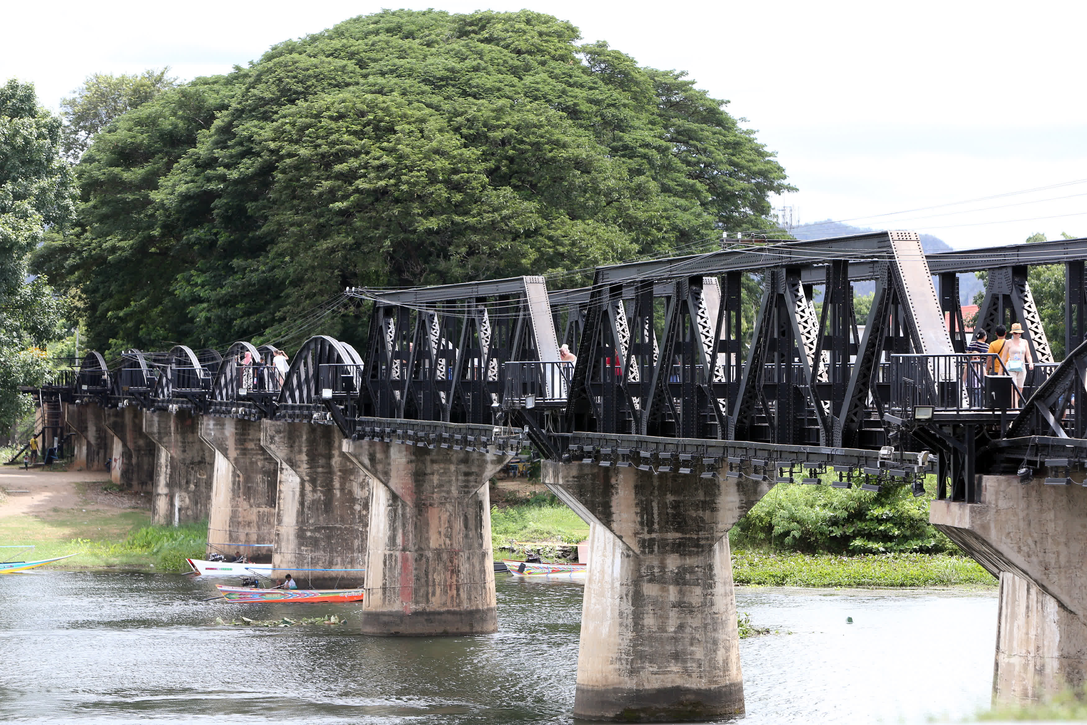 這是8月13日在泰國北碧府拍攝的桂河大橋。（新華社）