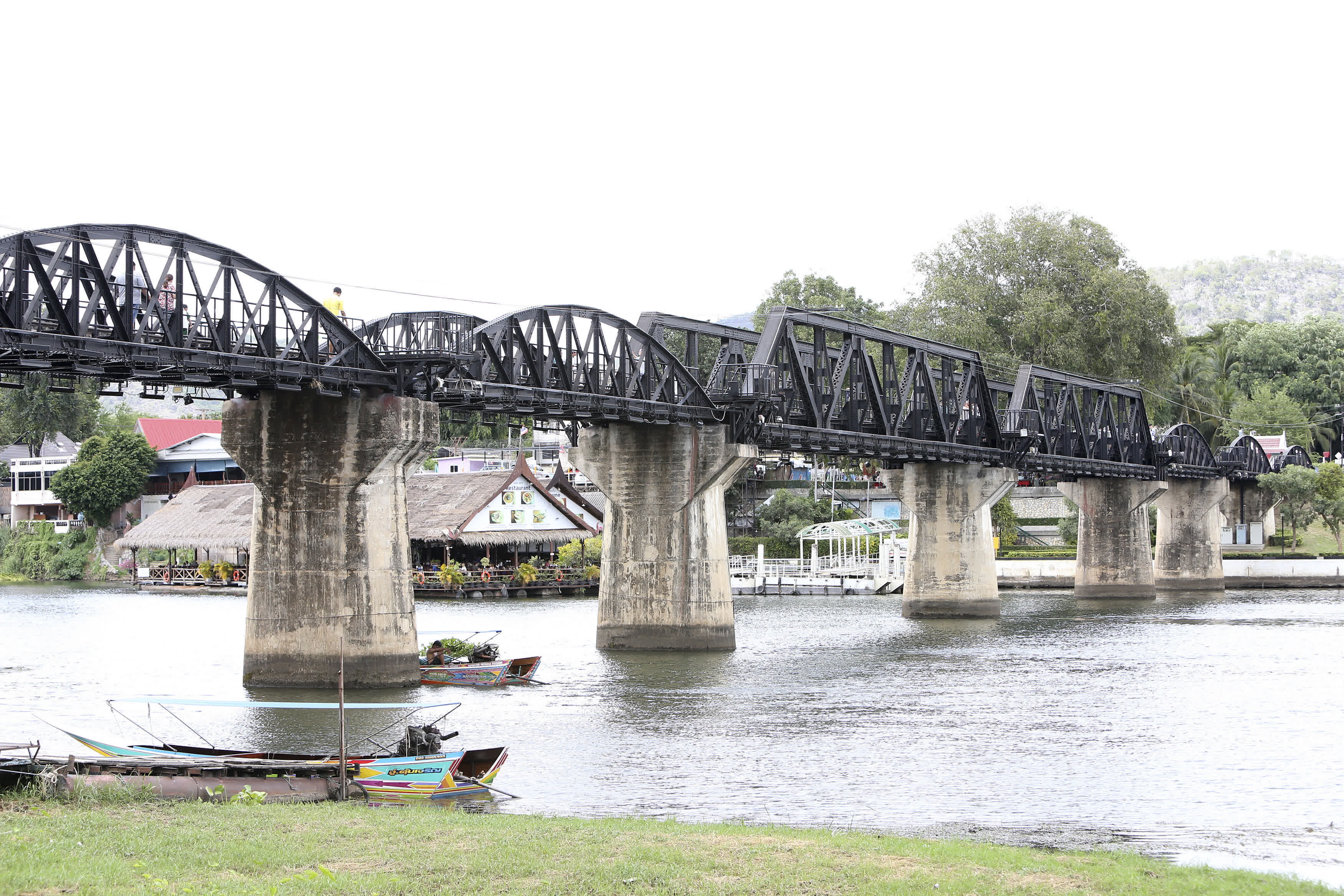 這是8月13日在泰國北碧府拍攝的桂河大橋。（新華社）