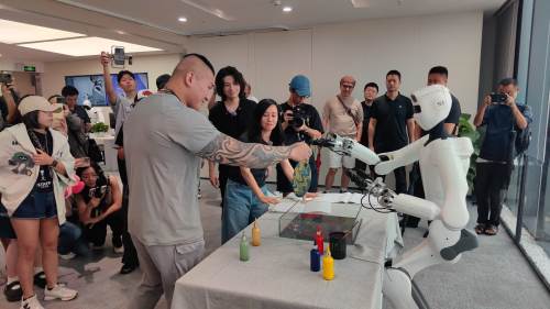 （有片）台灣網紅「館長」深圳行：探訪南山「機器人谷」　驚嘆深圳科創「中國人的確值得驕傲」