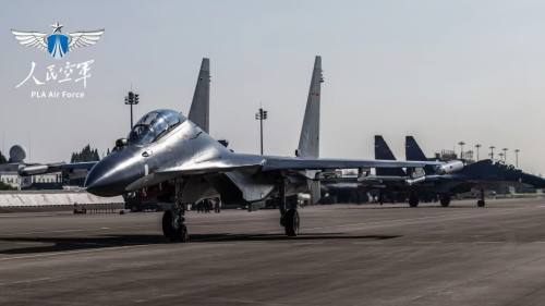 梯次滑出、接續升空　東部戰區空軍訓練現場高清大圖來了