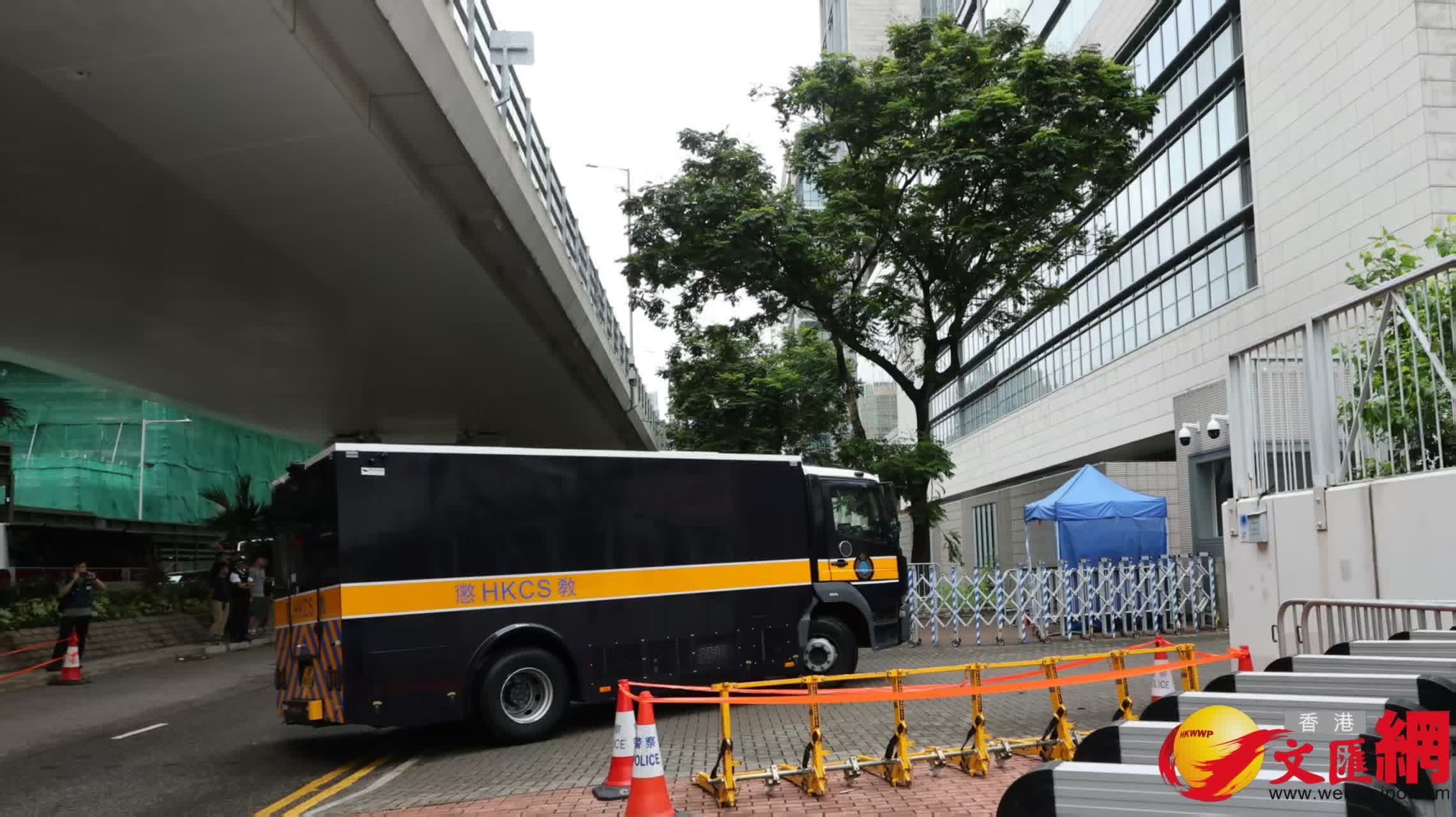 黎智英案倍受全港社會及中外媒體關注，媒體和市民冒雨在西九法院外守候。（香港文匯報記者 黃艾力 攝）