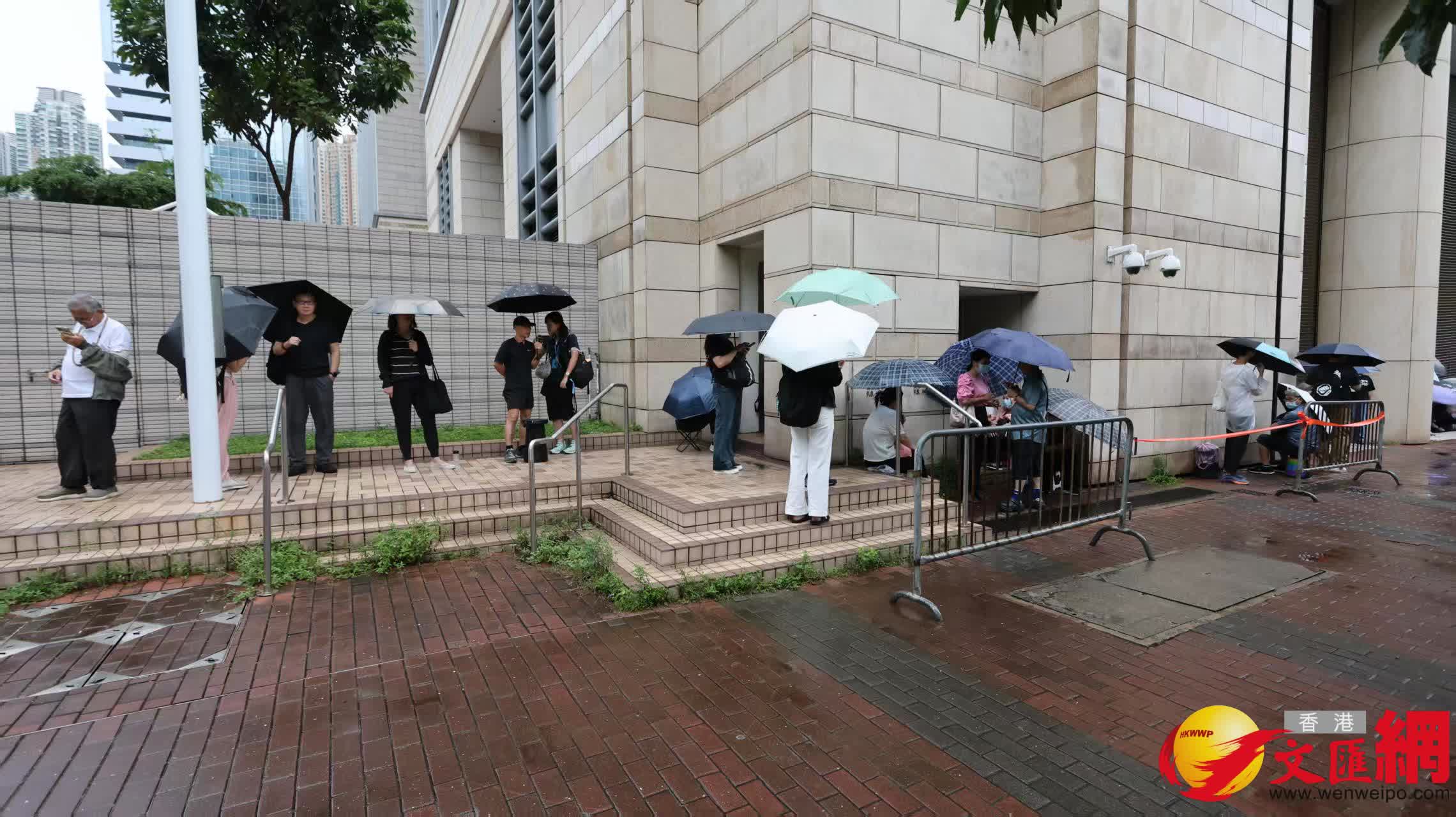 黎智英案倍受全港社會及中外媒體關注，媒體和市民冒雨在西九法院外守候。（香港文匯報記者 黃艾力 攝）