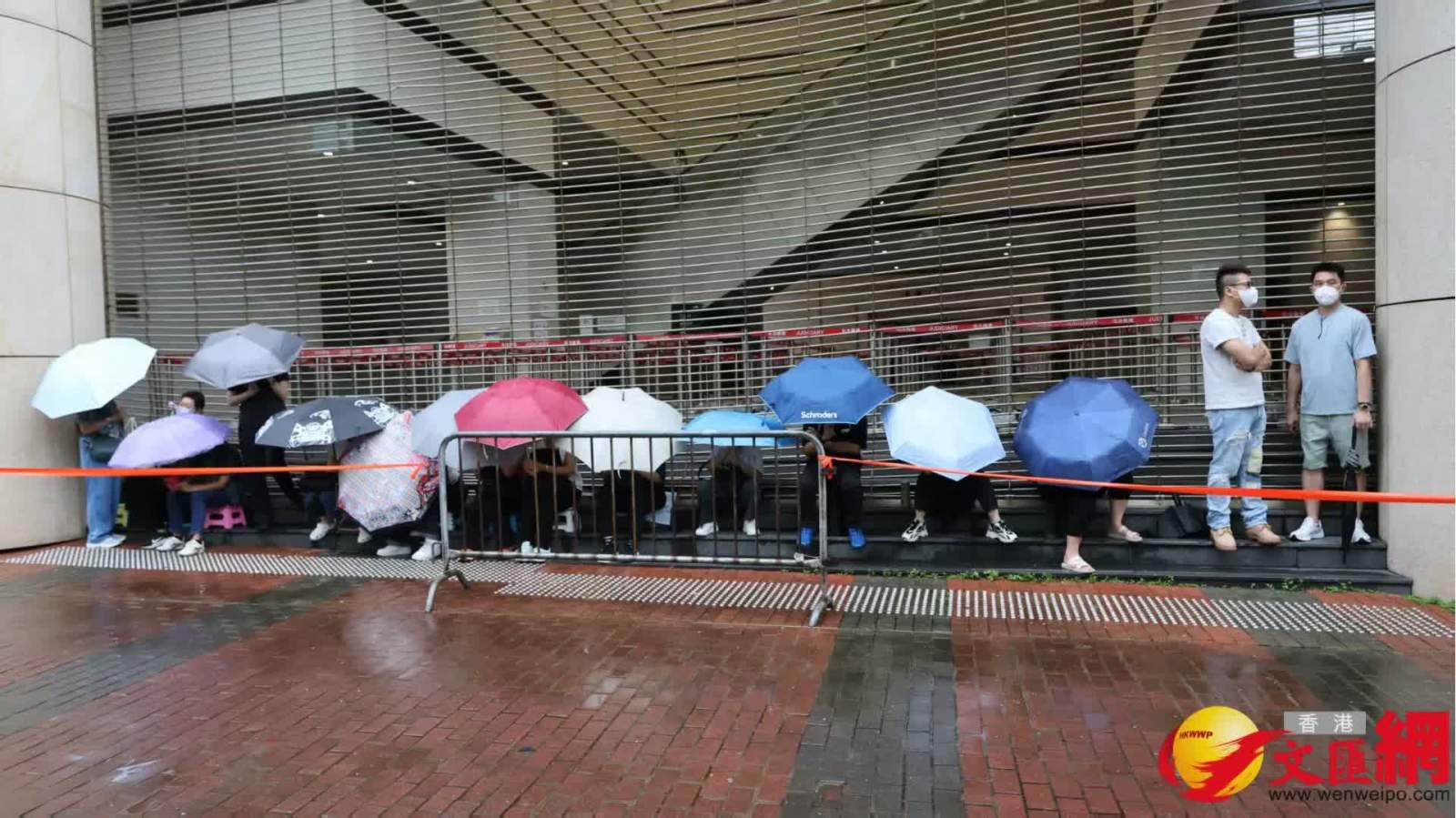 黎智英案│公眾冒雨排隊等候入場