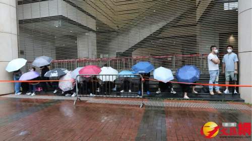 黎智英案│公眾冒雨排隊等候入場