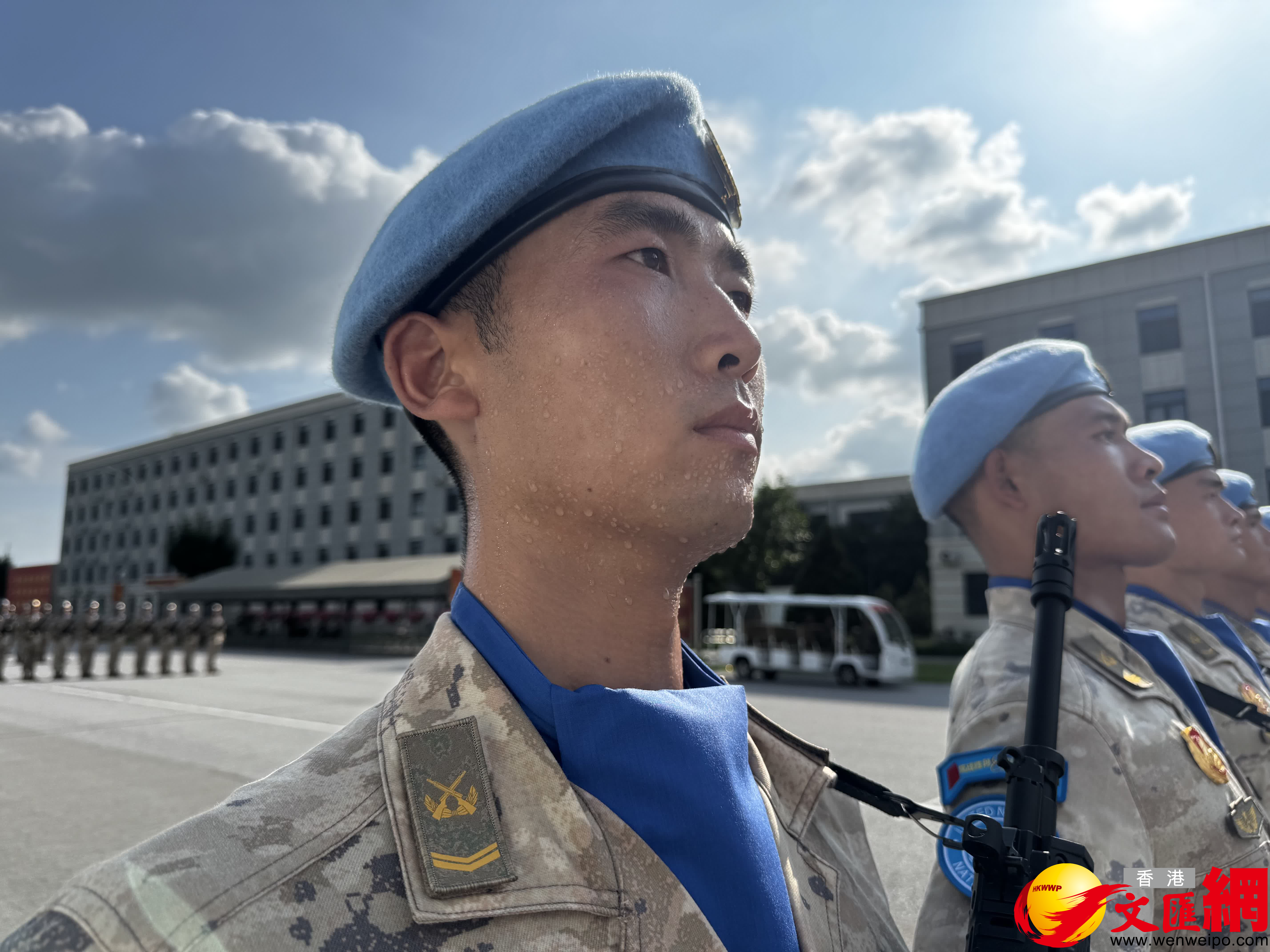 士兵們汗如雨下仍堅持訓練。（香港文匯網記者　馬靜　攝）