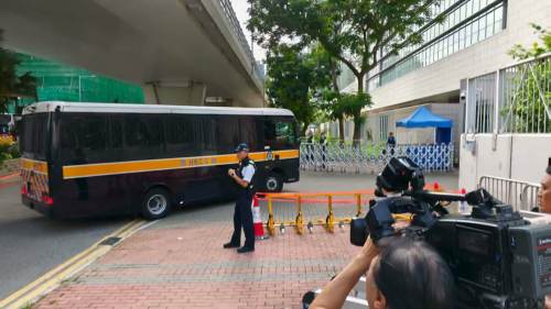 黎智英案第4日結案陳詞　囚車已抵達西九龍裁判法院
