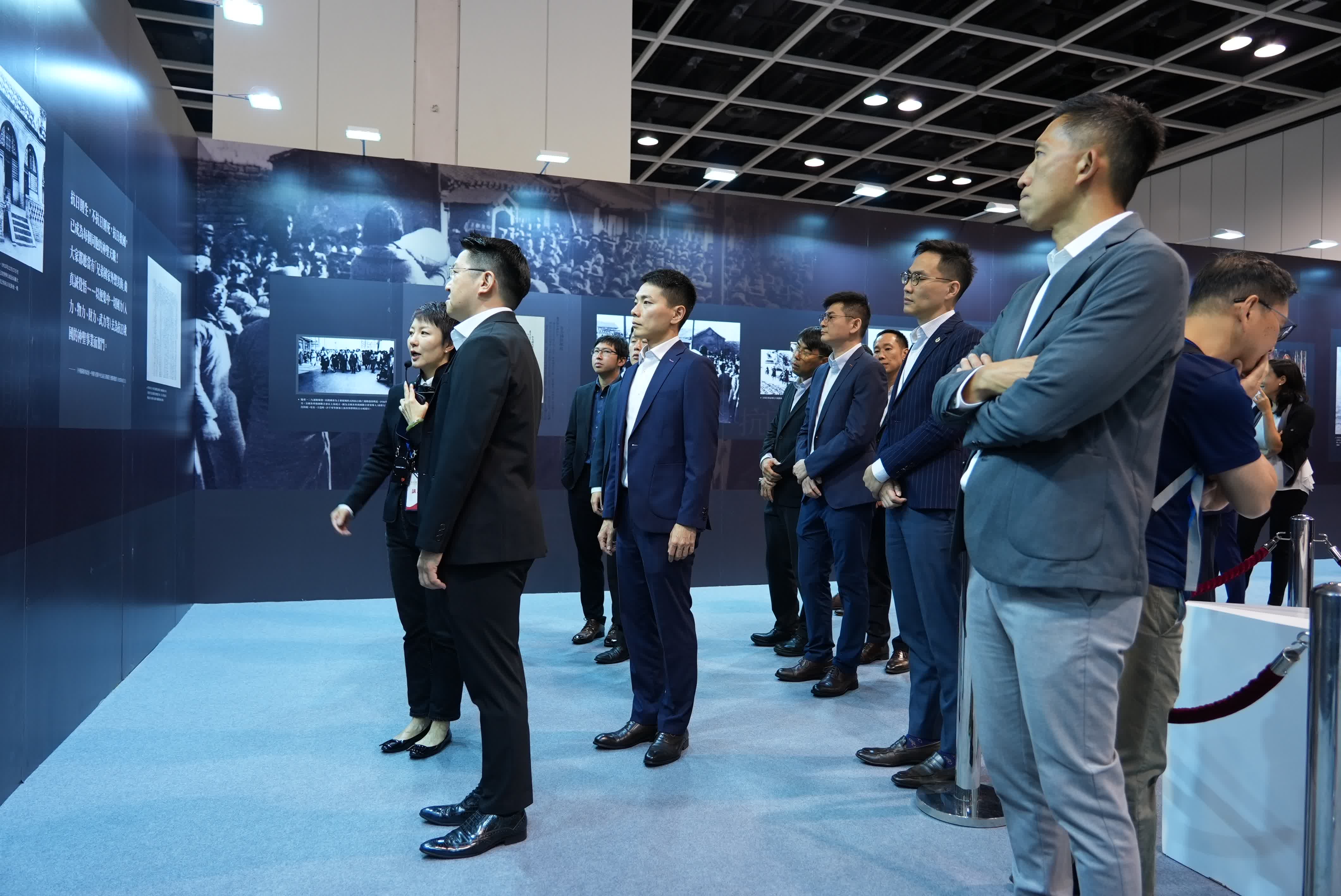 圖為懲教署一行參觀展覽。（大公文匯全媒體記者攝）
