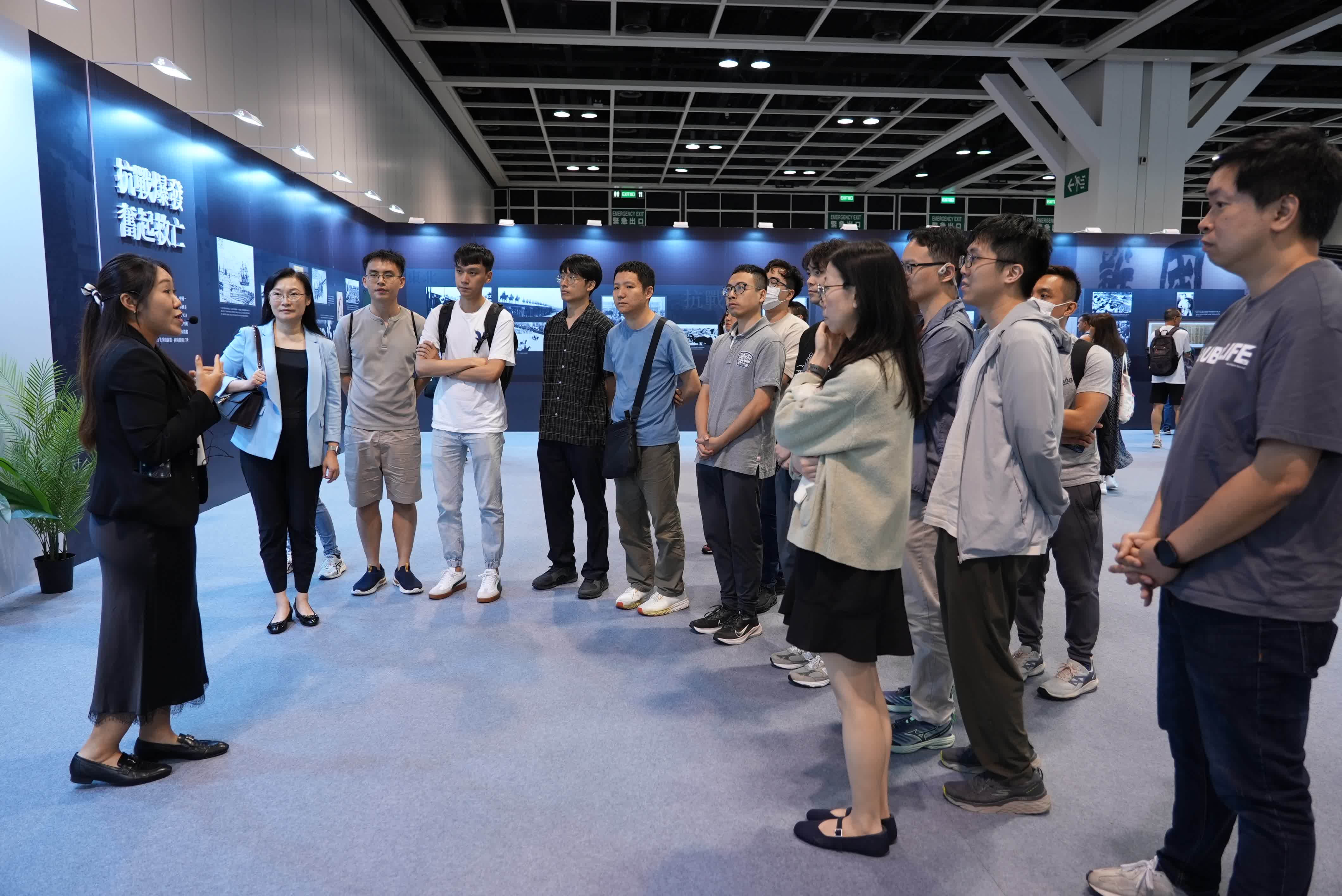香港天文台助理台長宋文娟一行參觀展覽。 香港天文台助理台長宋文娟一行參觀展覽。