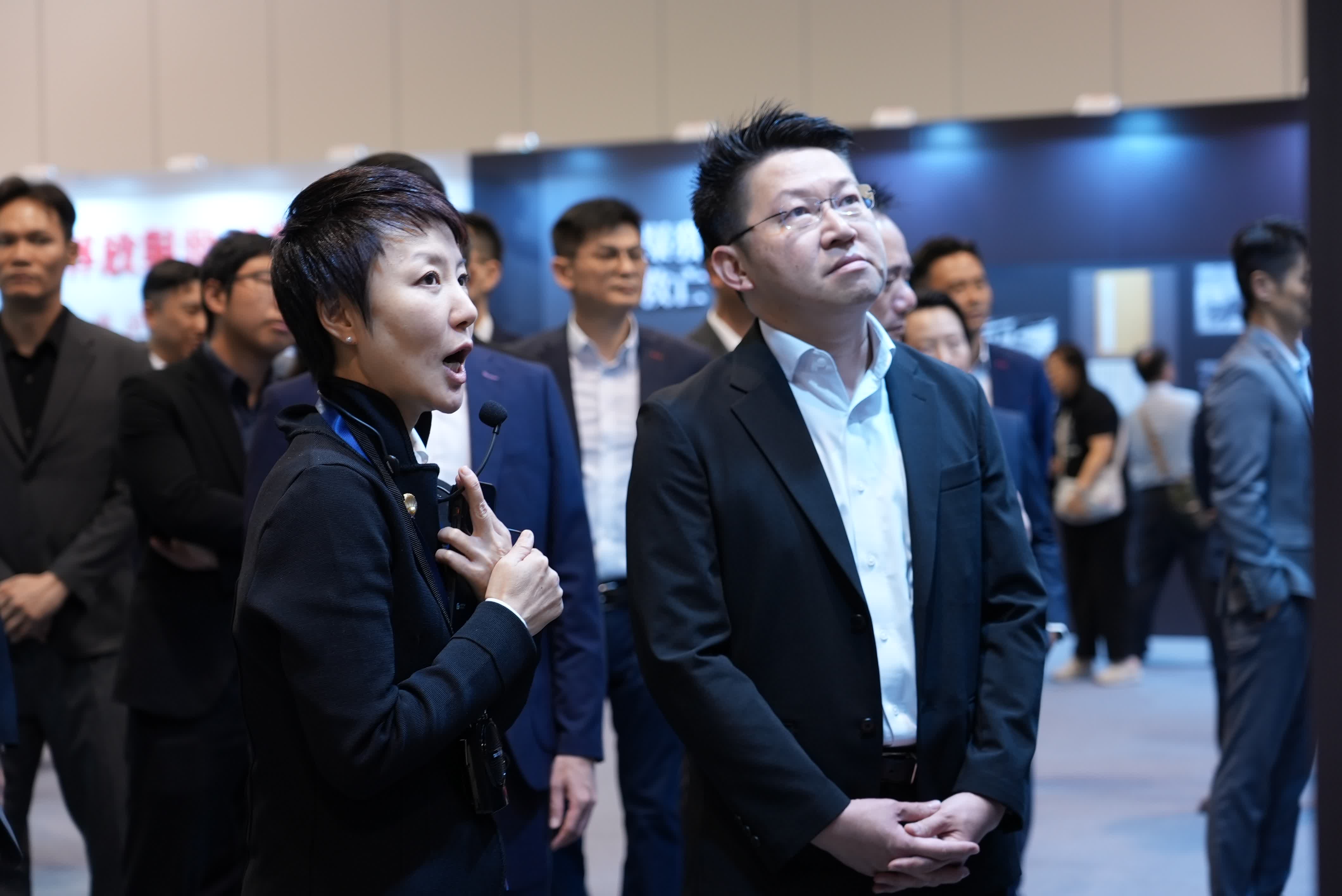 圖為懲教署一行參觀展覽。（大公文匯全媒體記者攝）