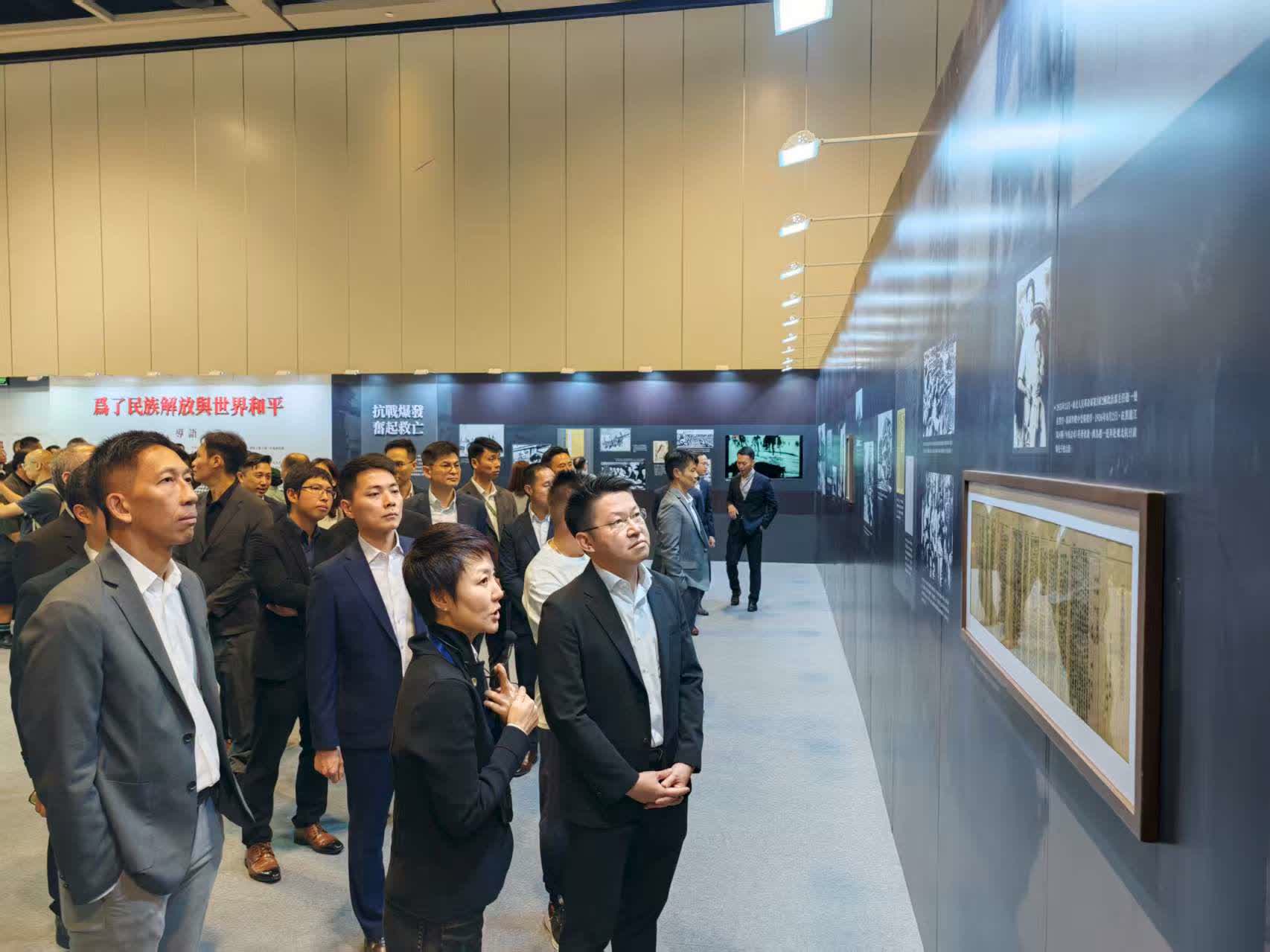圖為懲教署一行參觀展覽。（大公文匯全媒體記者攝）