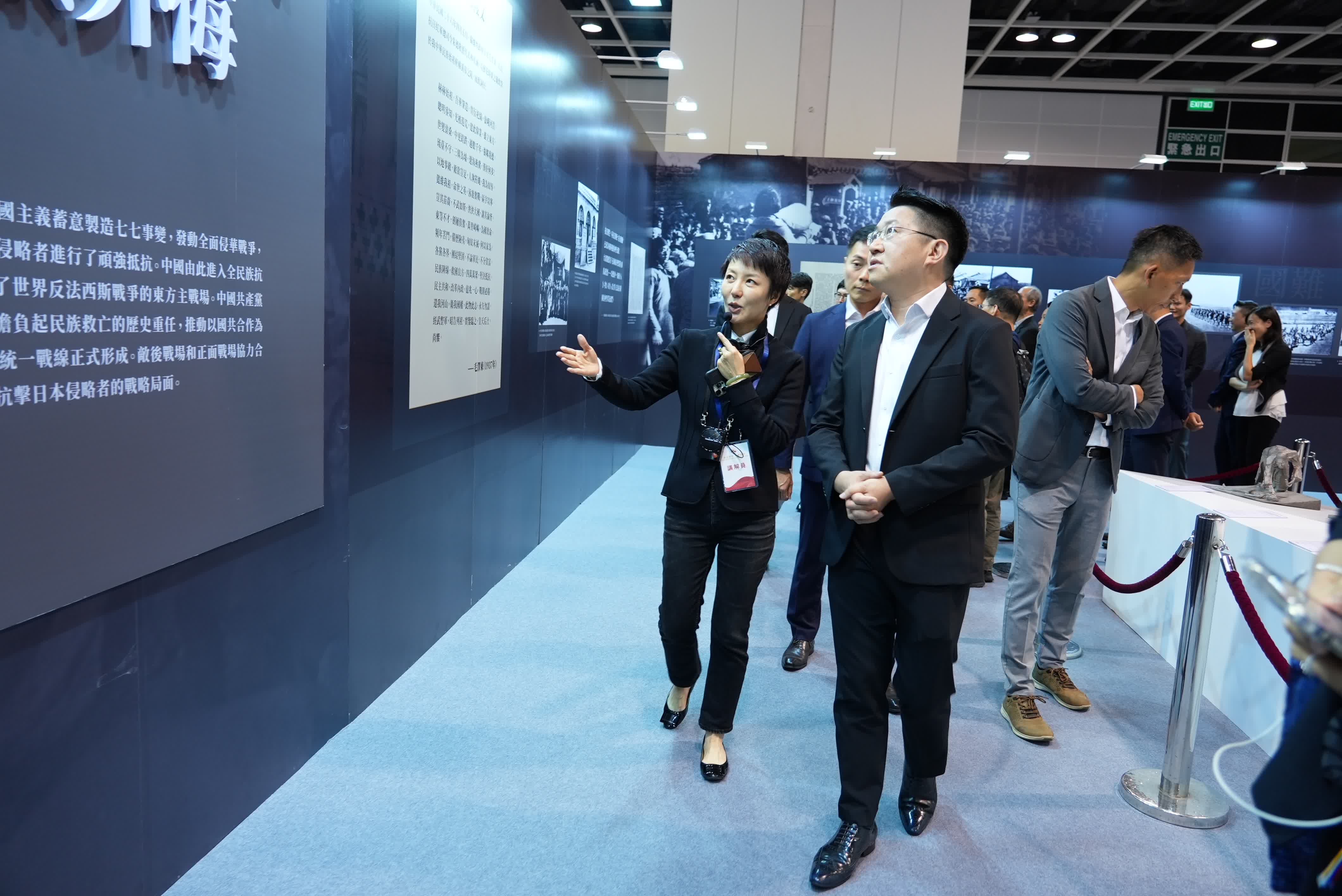 圖為懲教署一行參觀展覽。（大公文匯全媒體記者攝）