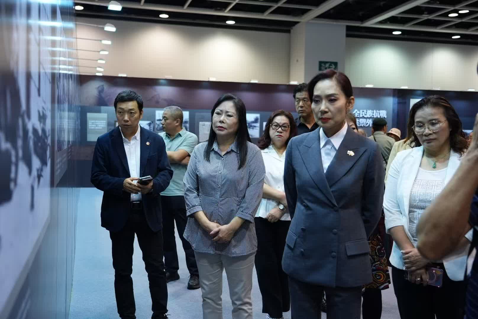 鄺美雲帶香港珠海社團總會一行來參觀。（大公文匯全媒體記者攝）